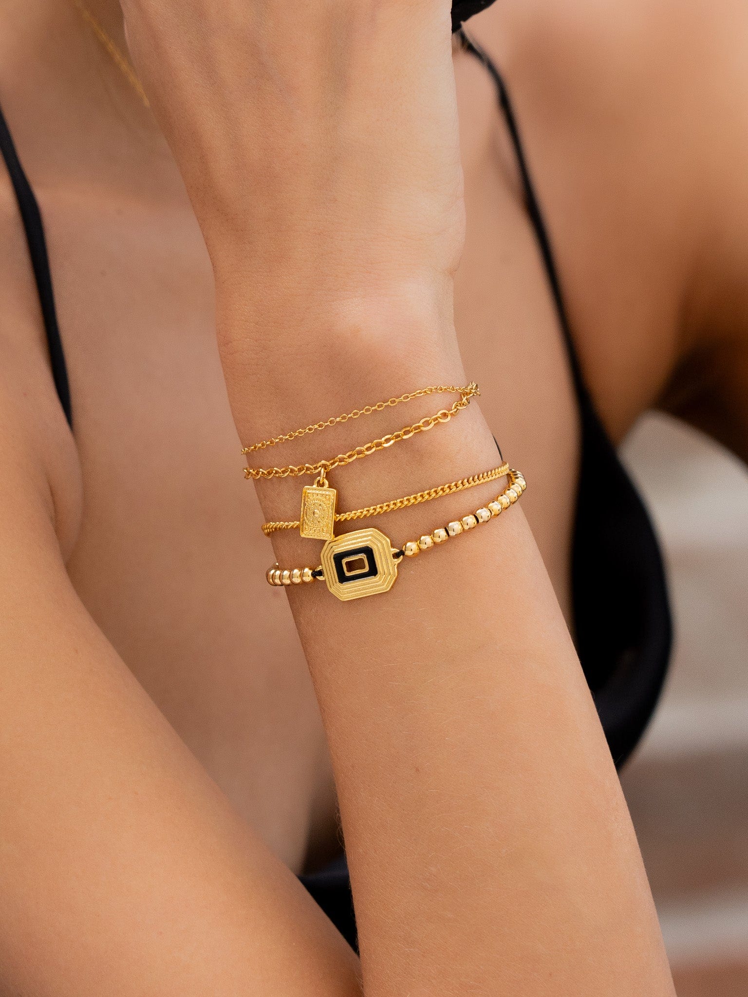 Set X4 Pulseras Black Gold + Aretes - imagen 1