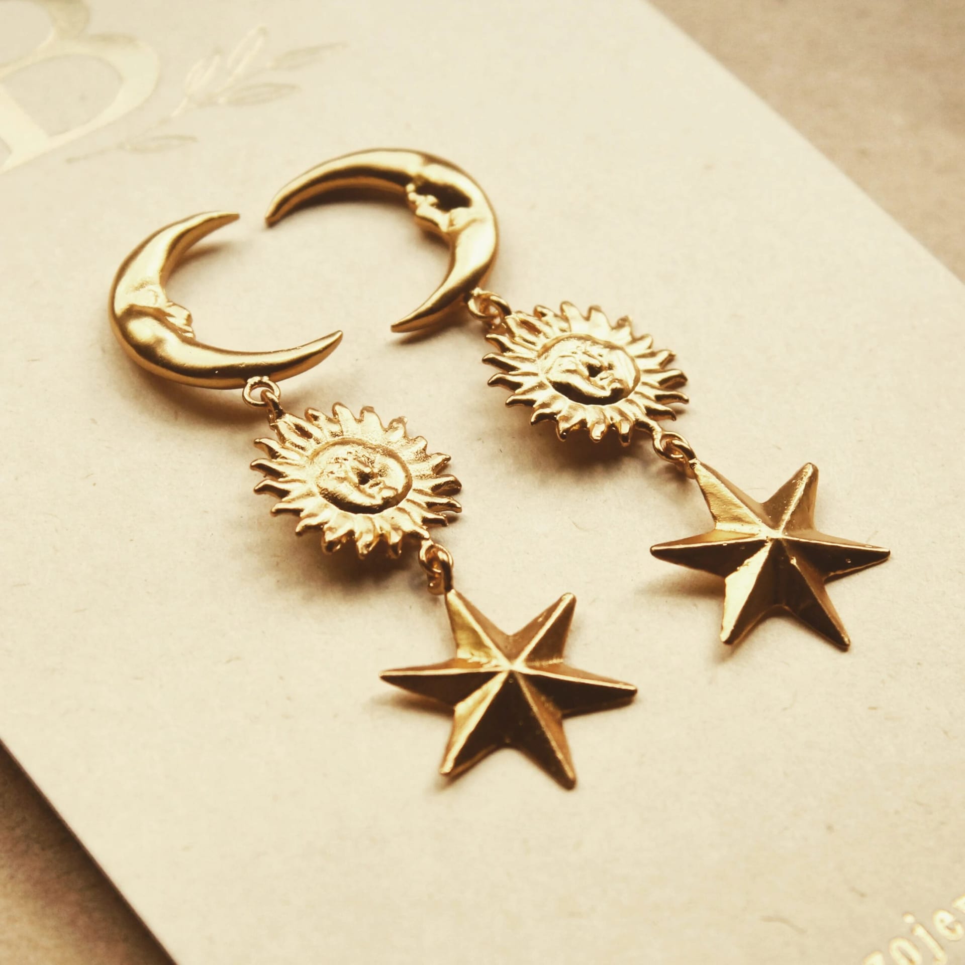 Aretes largos con sol, luna y estrella - imagen 2
