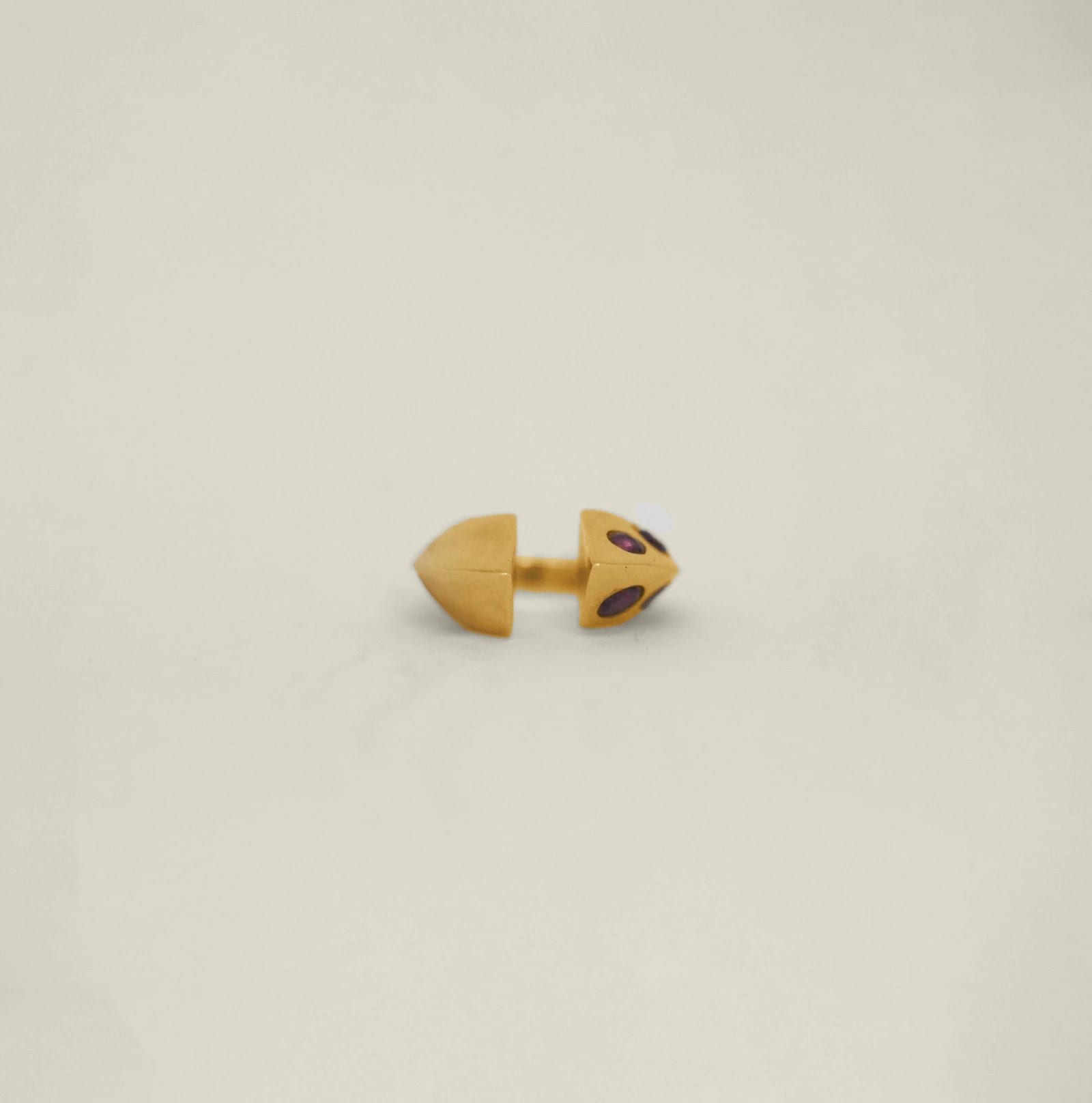 Oko Ruby Ear Cuff Gold - imagen 3