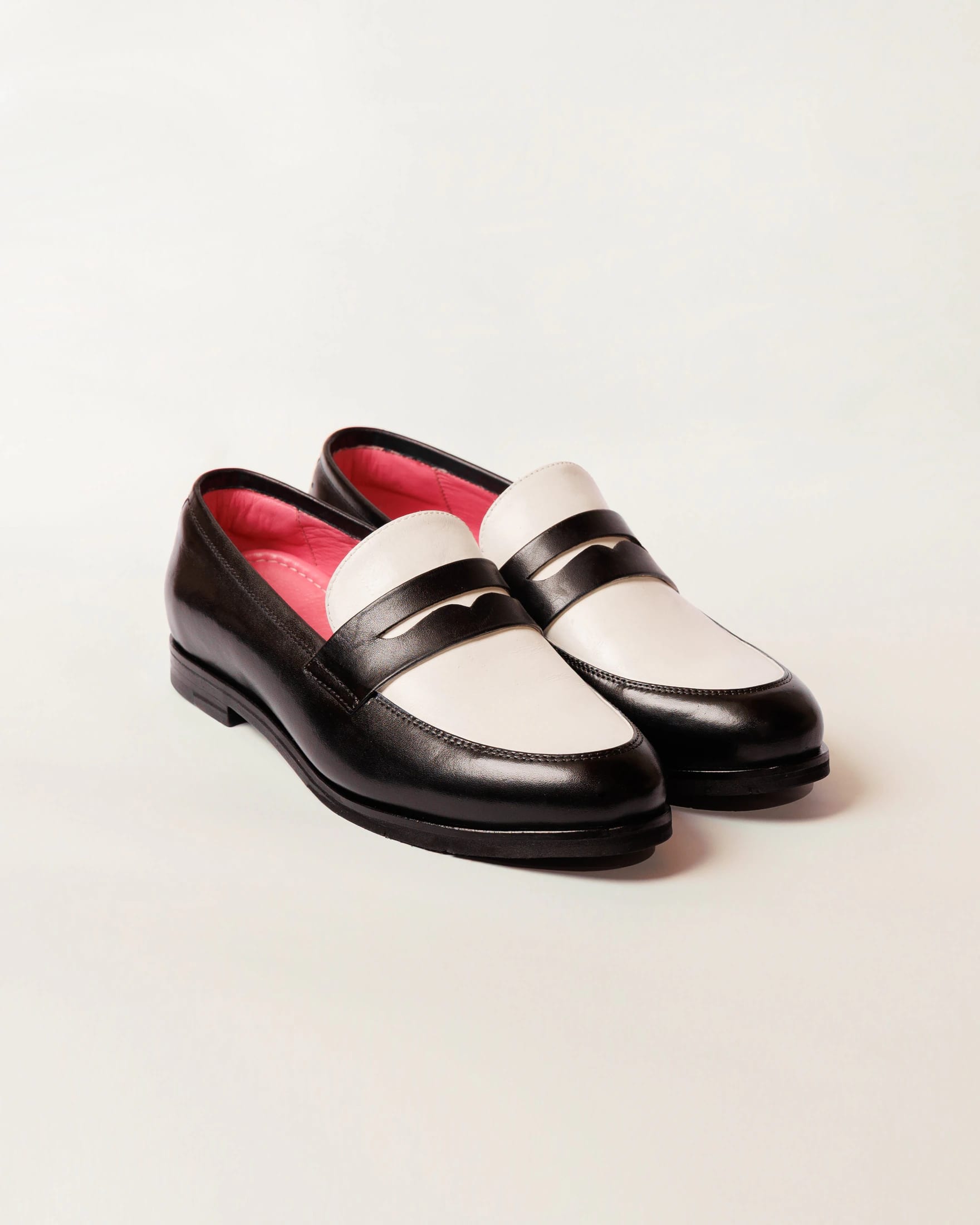 Mocasín Alessa Negro-Blanco Suela Clásica - imagen 2