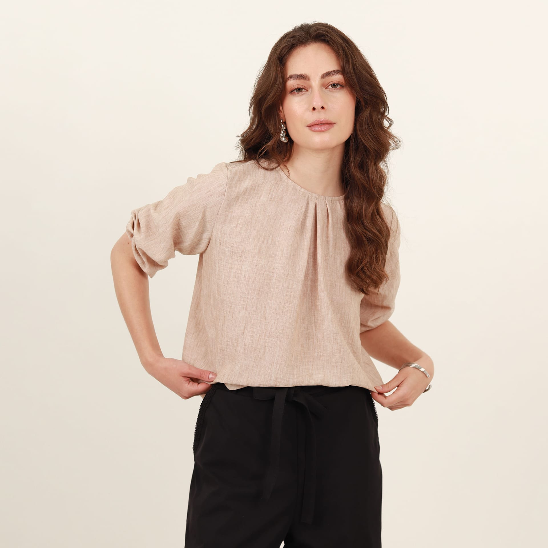 Blusa cuello redondo manga codo globo y prenses - imagen 5