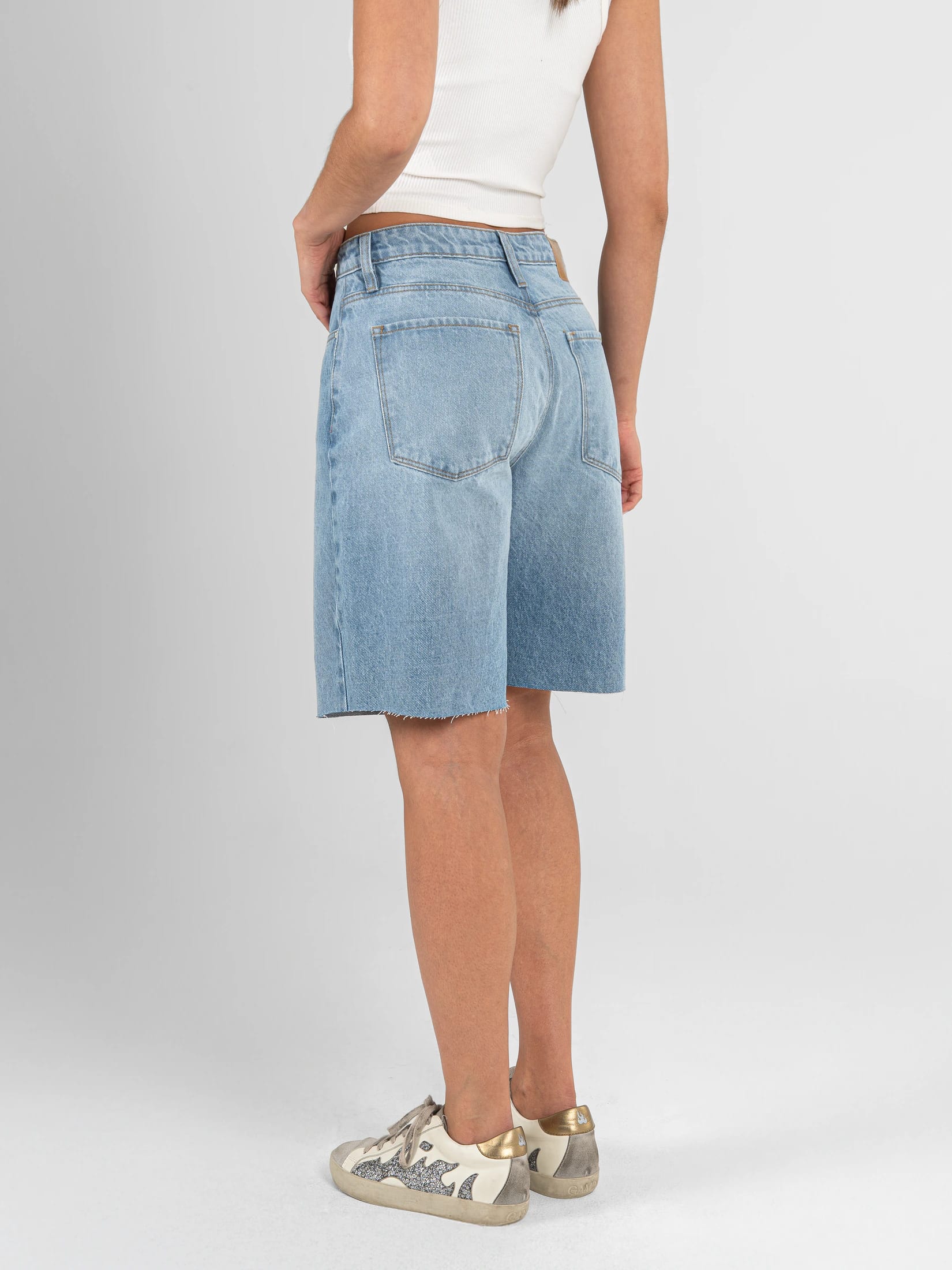 Ref: 066576 Bermuda en denim, rígido, tiro alto, tono azul claro, ruedo rustico - imagen 3