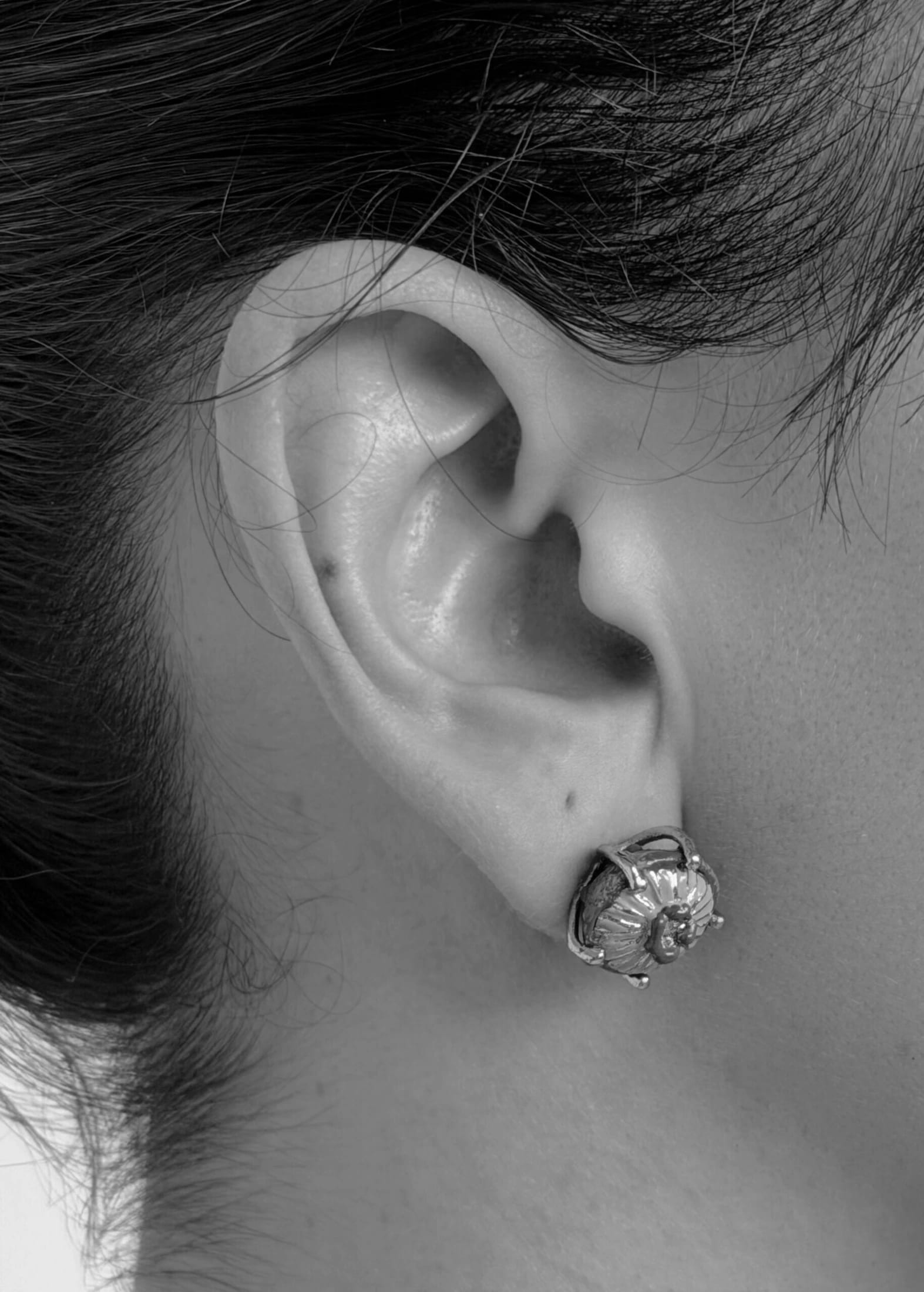 Aretes mini sombrerito dorado - imagen 3