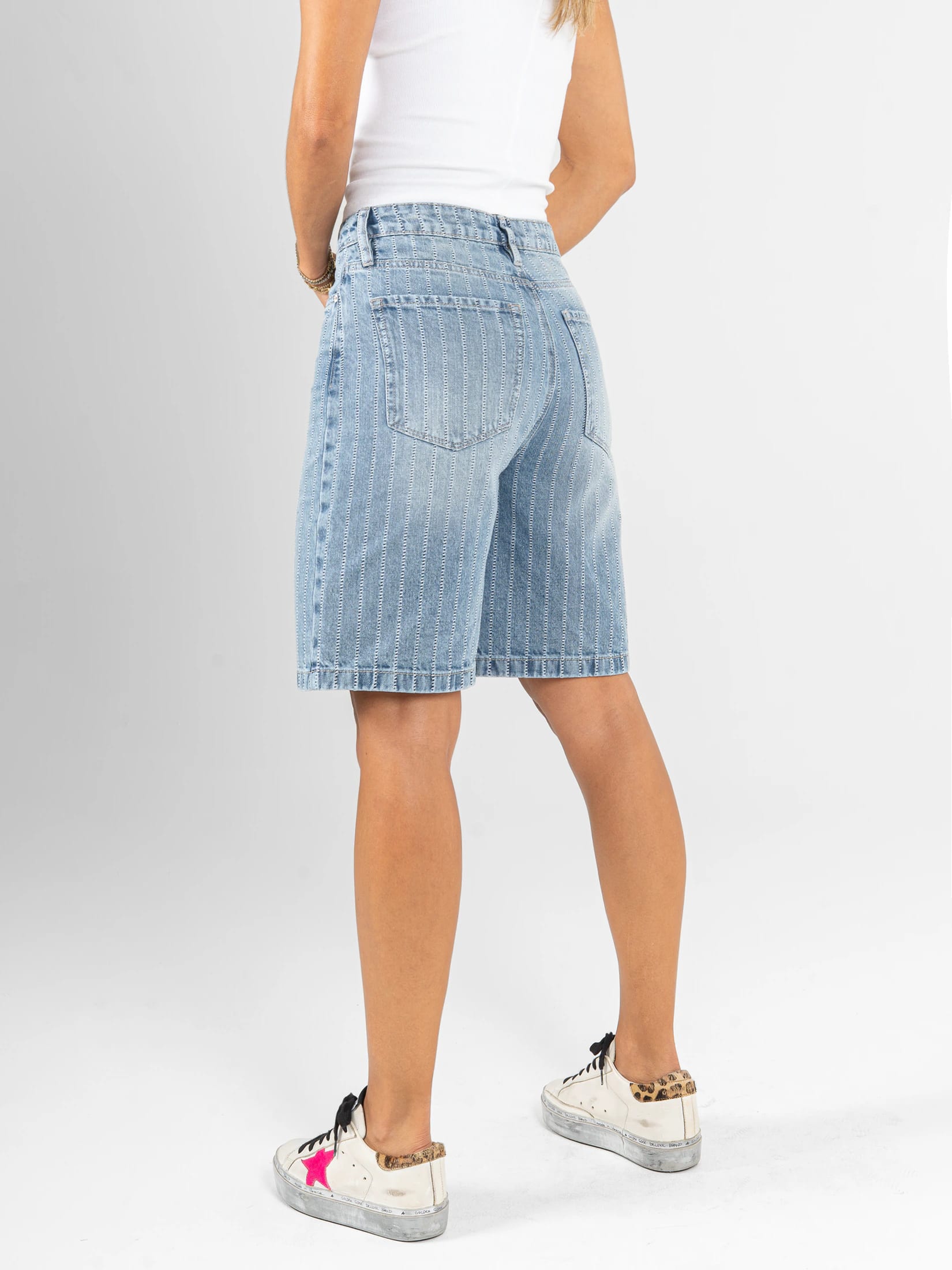 Ref: 066470 Bermuda en denim, rígido, detalle en pretina, rayas, tiro alto, tono azul claro. - imagen 3