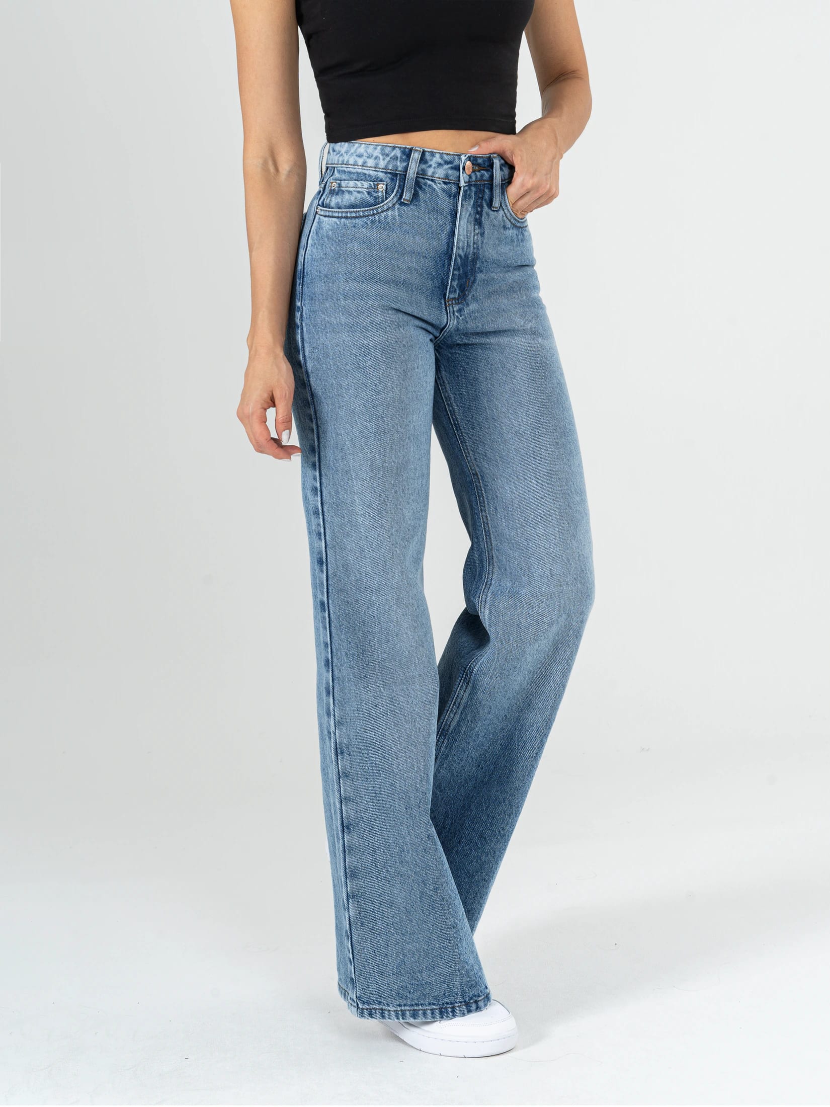 Ref: 064237 Jean Mom Flare, rígido, tiro alto, tono azul medio claro, diseño cinco bolsillos. - imagen 2