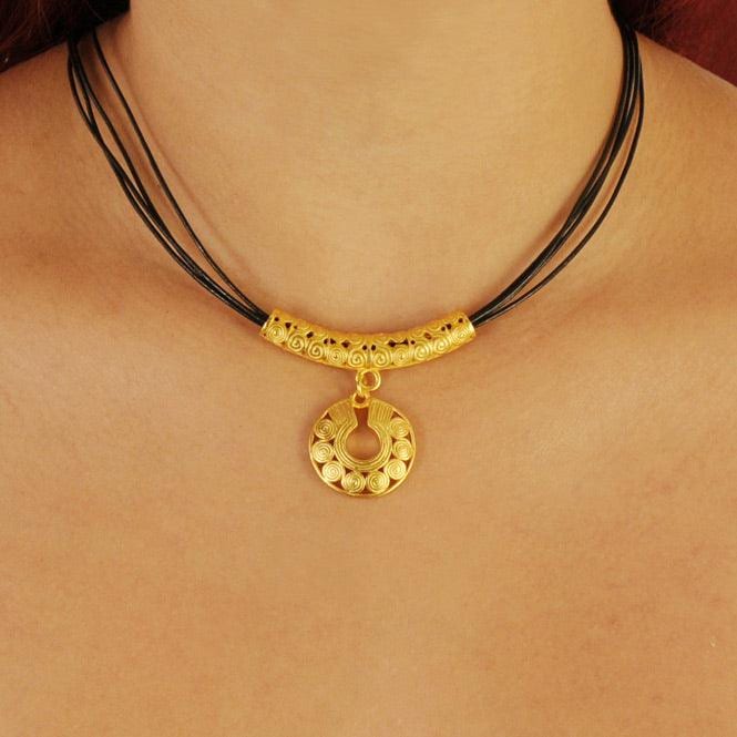 Collar Cuero 4 Vueltas y Dije Pequeño Nariguera de Círculos Quimbaya - imagen 2