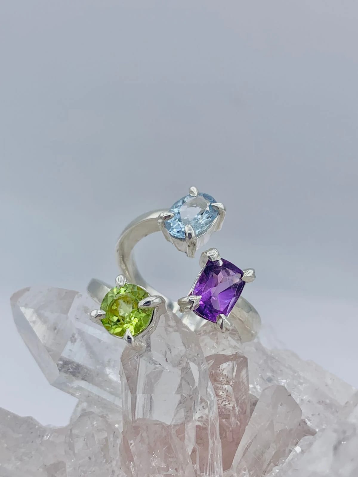 Anillo multipiedras Aguamarina, Peridoto y Amatista colección llénate de color - imagen 1