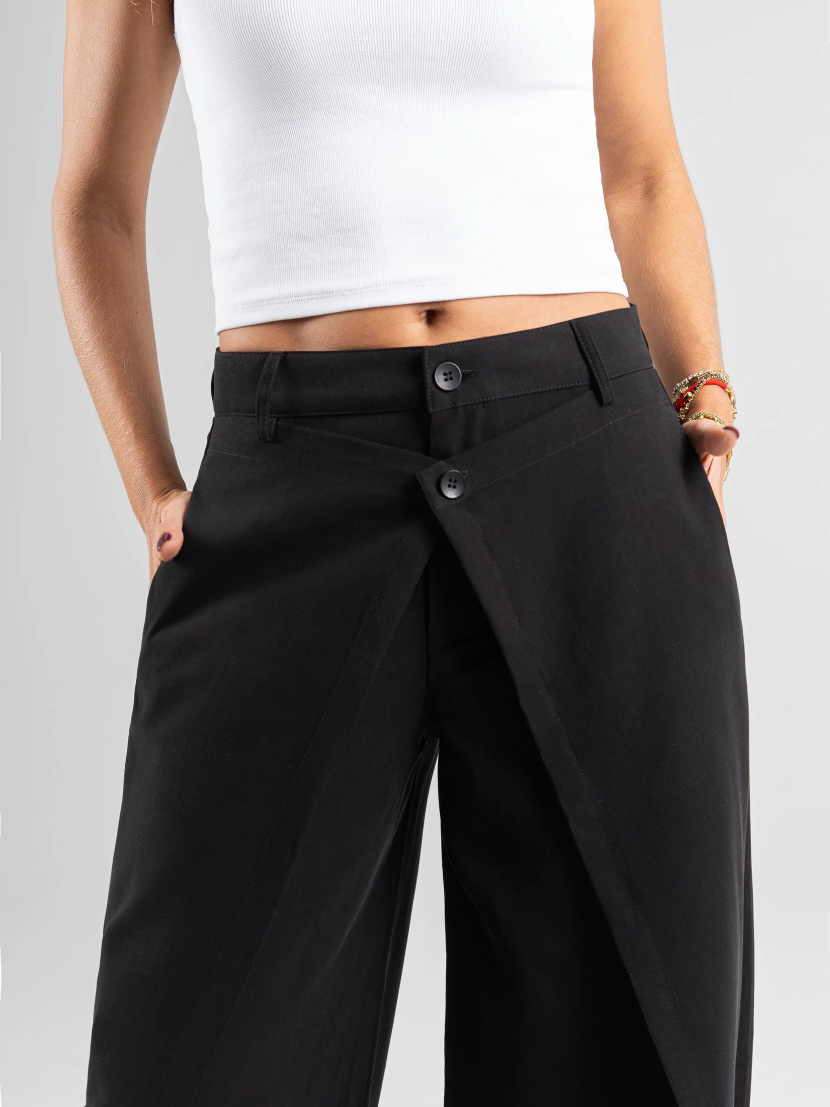 Ref: 0620549 Pantalón wide leg, tejido plano liviano, tiro alto, detalle delantero, tono negro - imagen 2