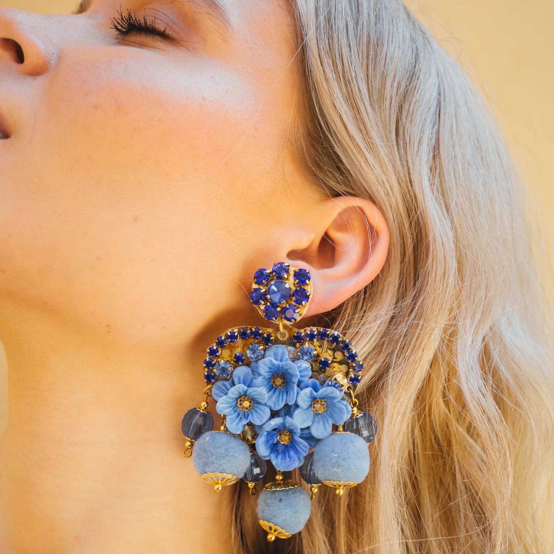 Blue Heart & Floral Elegance Earrings - imagen 2