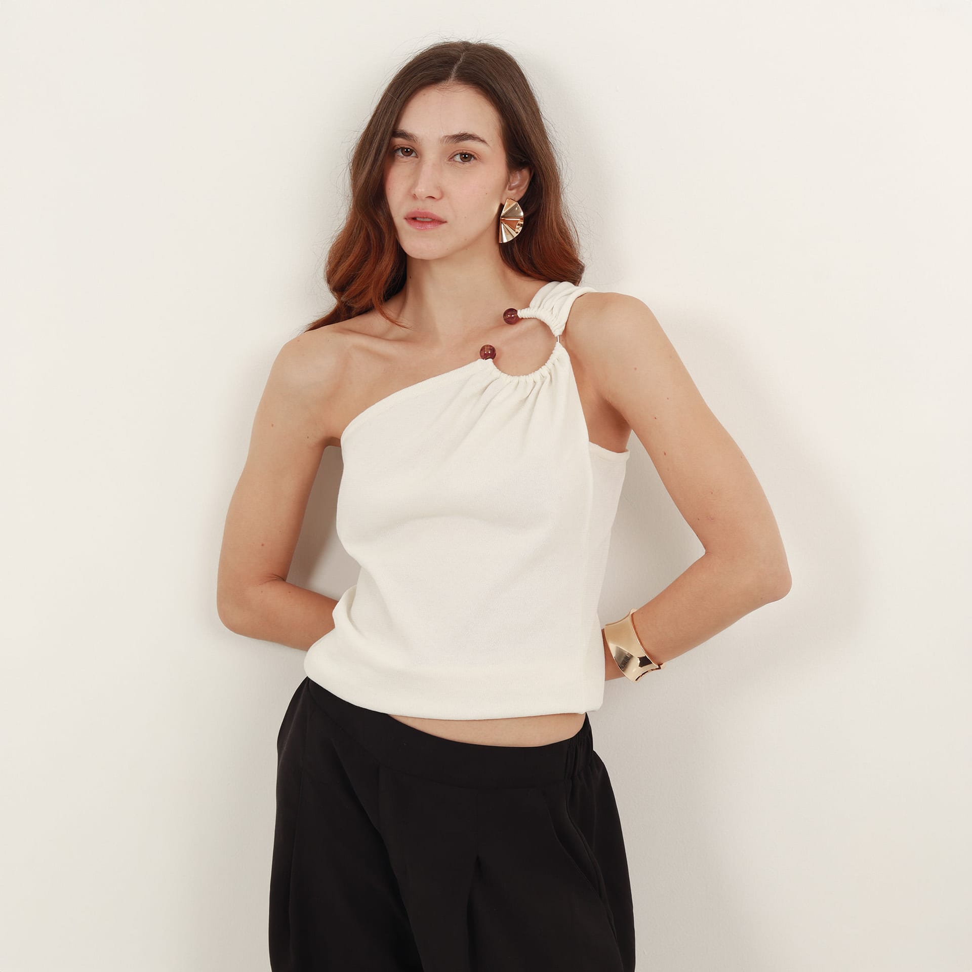 Blusa top tejido cuello asimétrico con hombro descubierto - imagen 6