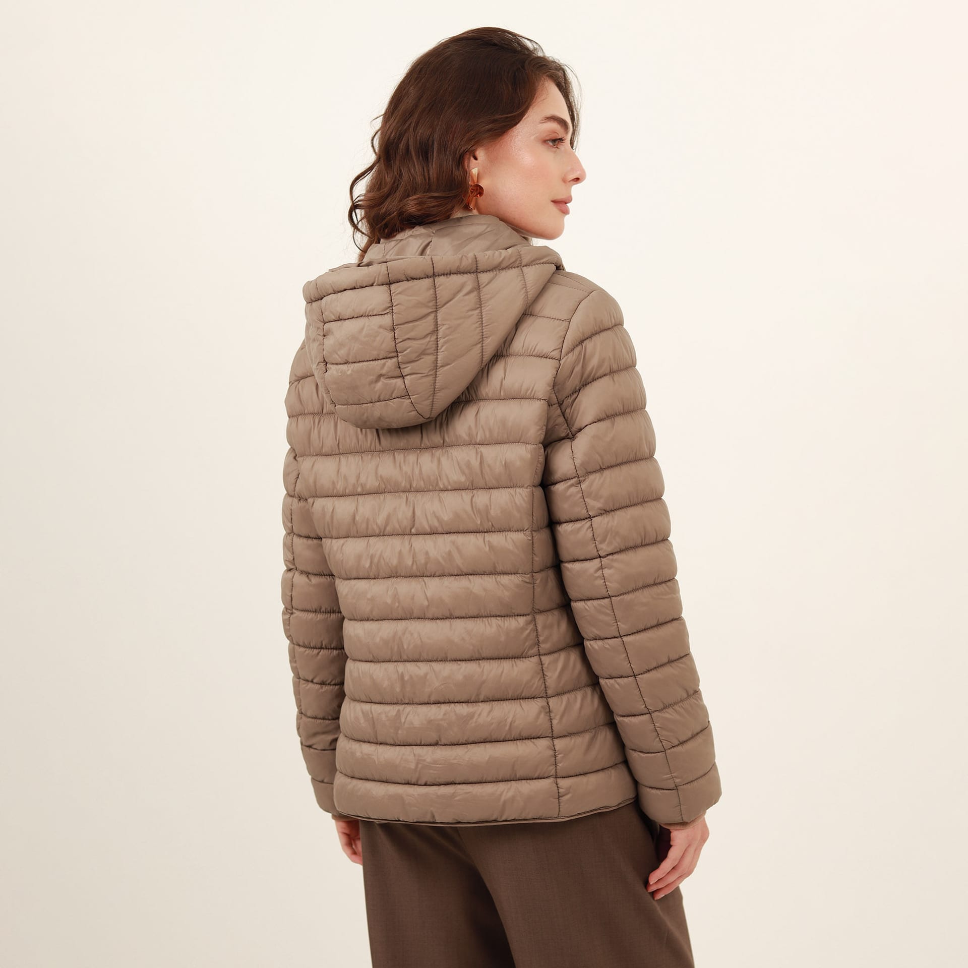 Chaqueta acolchada básica cuello alto con capucha - imagen 32