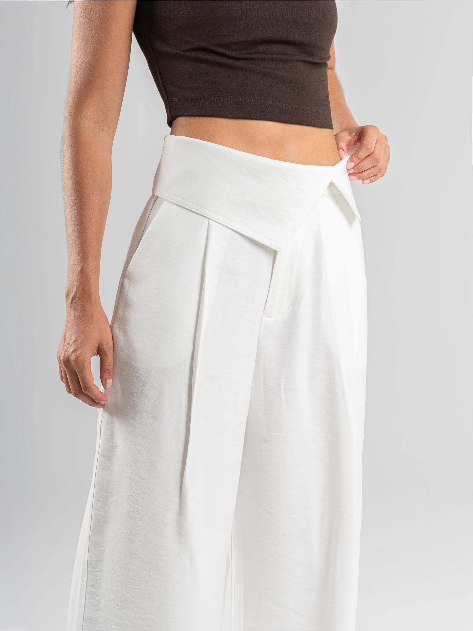Ref: 0620557 Pantalón mom flare, prense, detalle pretina, tono ivory, - imagen 4