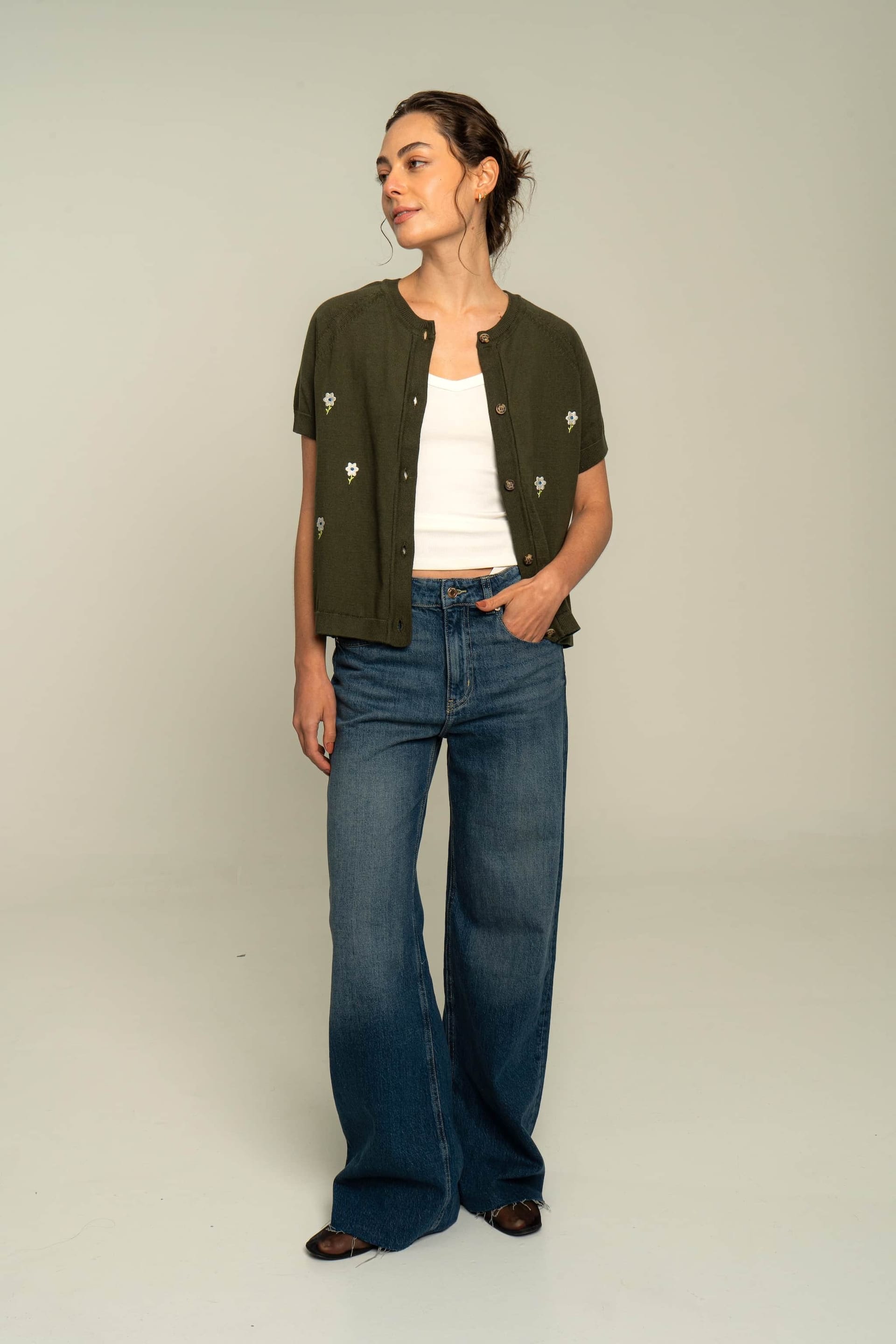 Cardigan corto flores bordadas - verde - imagen 6