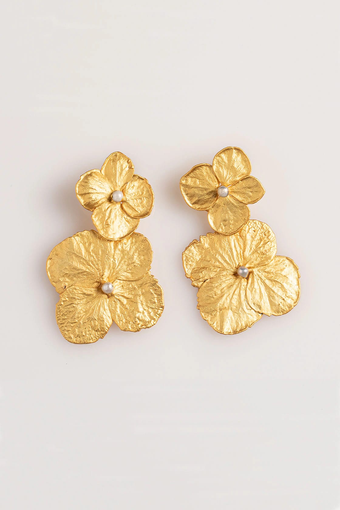 DOUBLE HYDRANGEAS AND PEARL EARRINGS - imagen 1