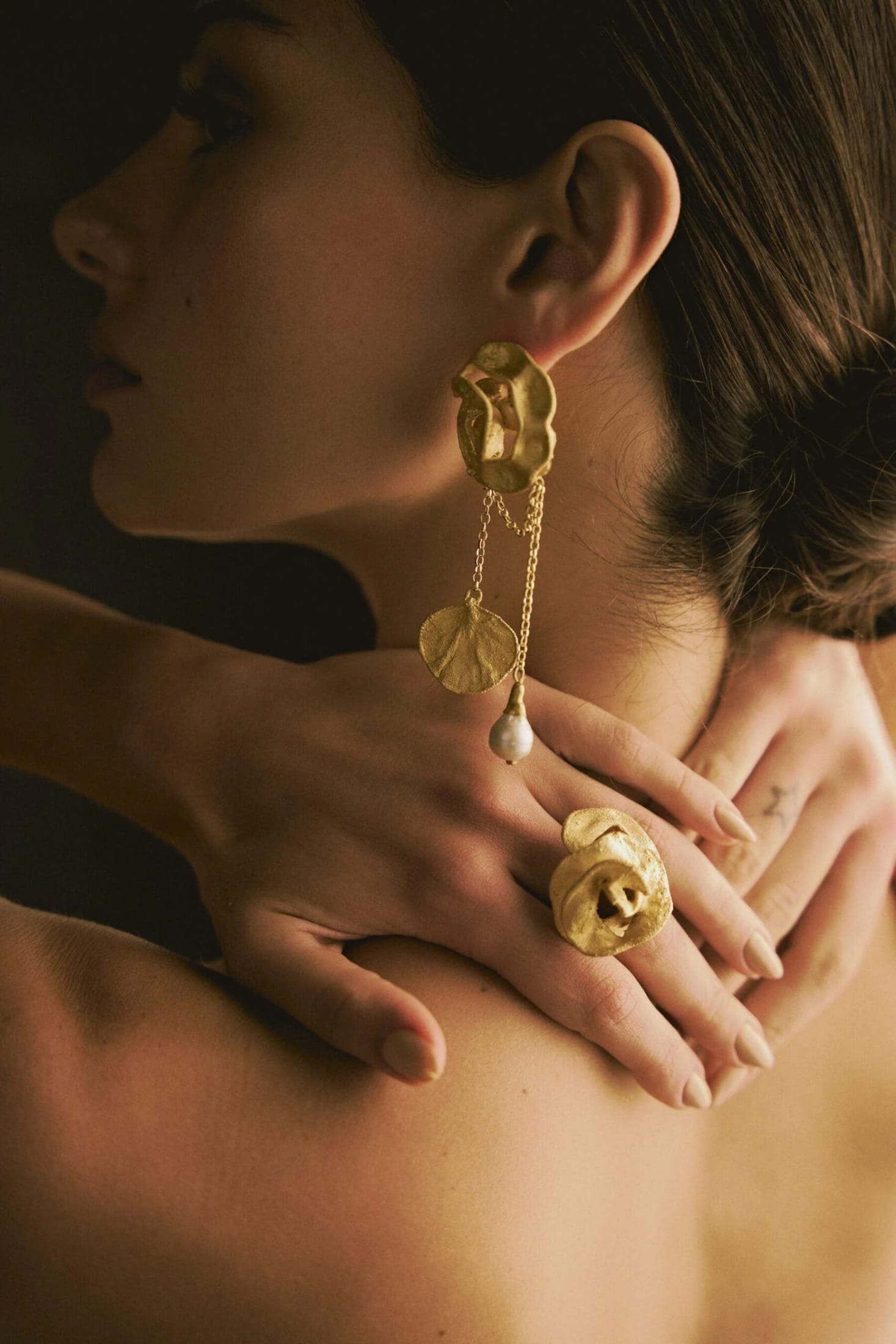 ARETES ACACIA CON PÉTALO REMOVIBLE CADENAS Y PERLAS - imagen 6