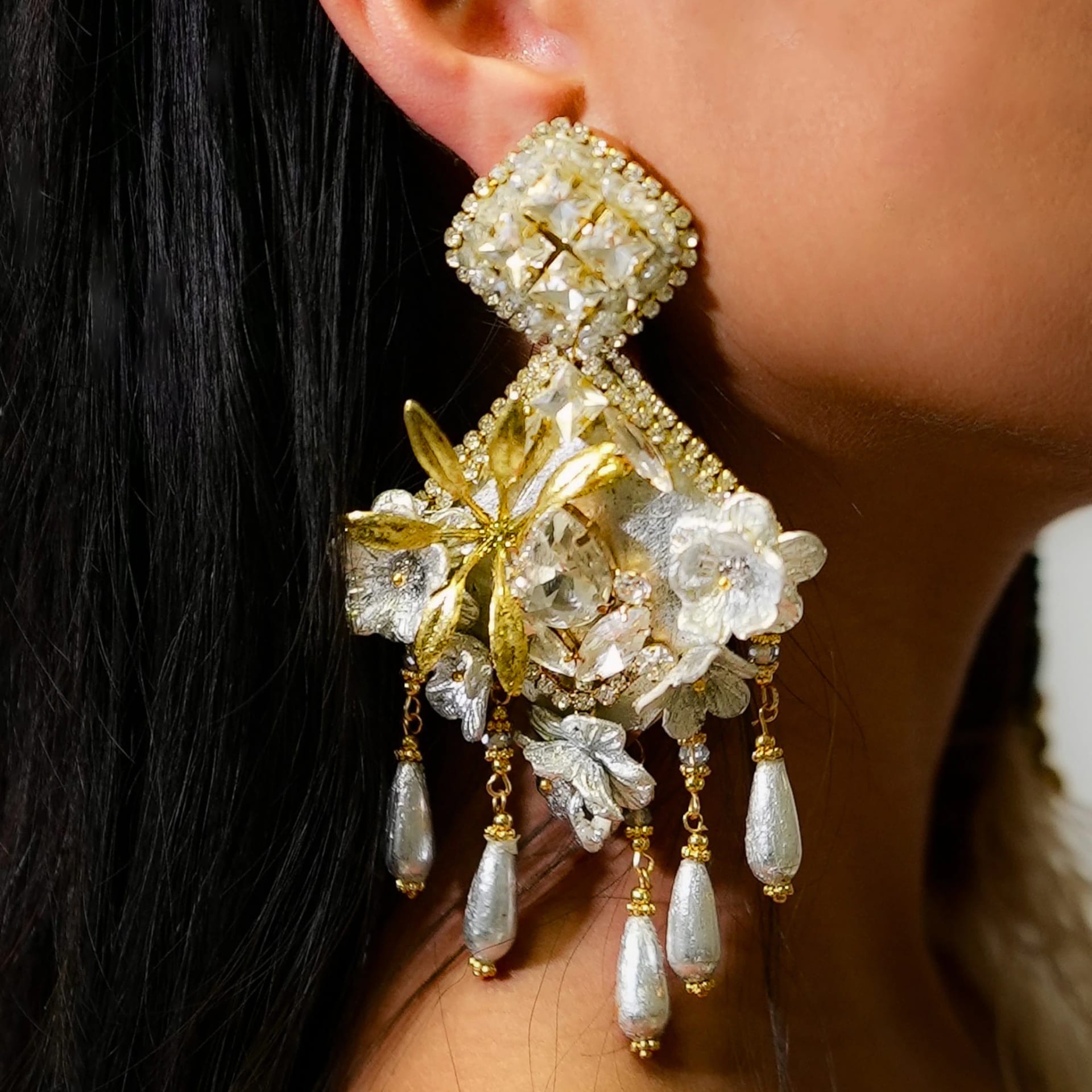 Silver Flower Waterfall Earrings - imagen 2