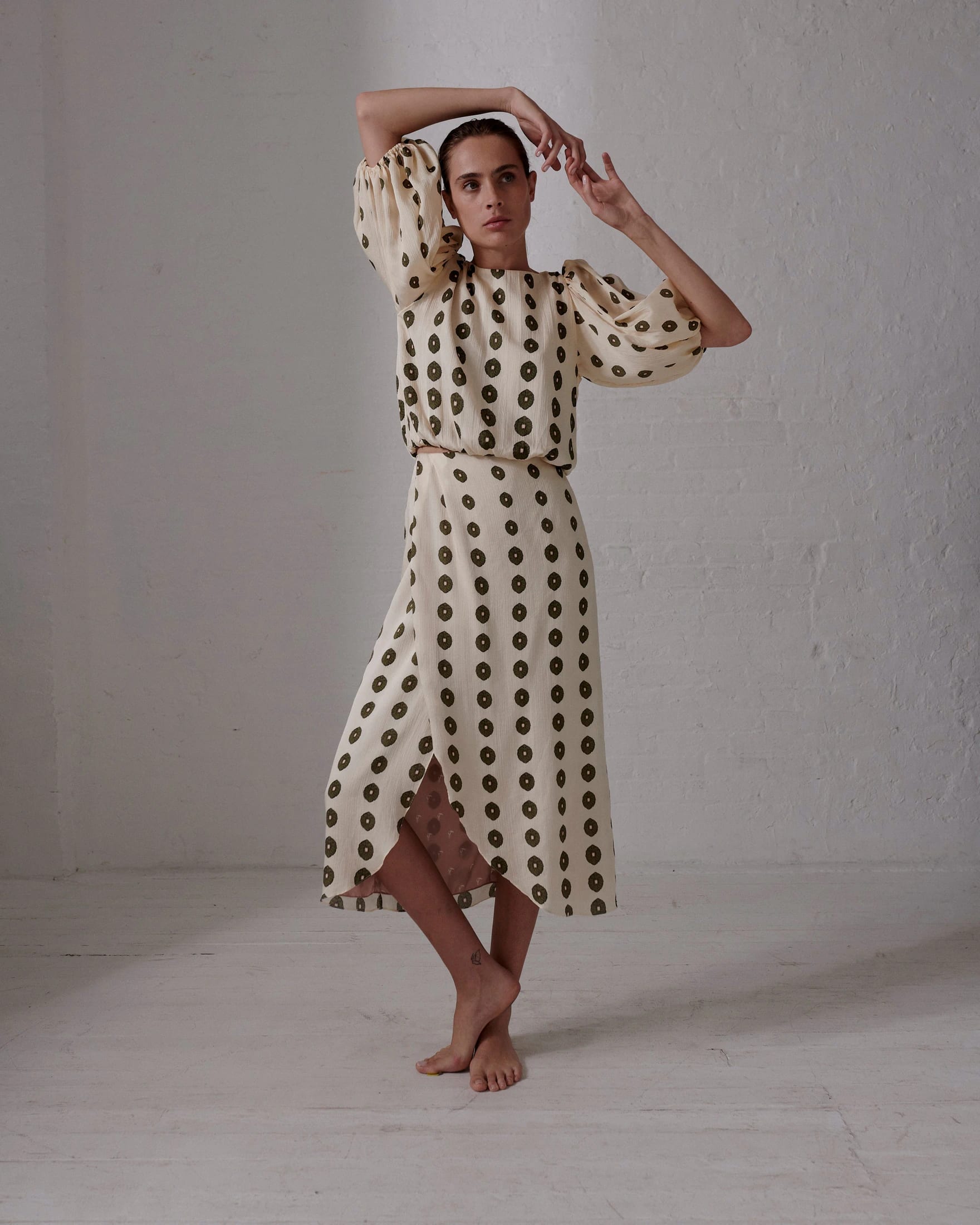 Guayacan Silk Martellato Blouse / Ivory Green Chintz - imagen 2