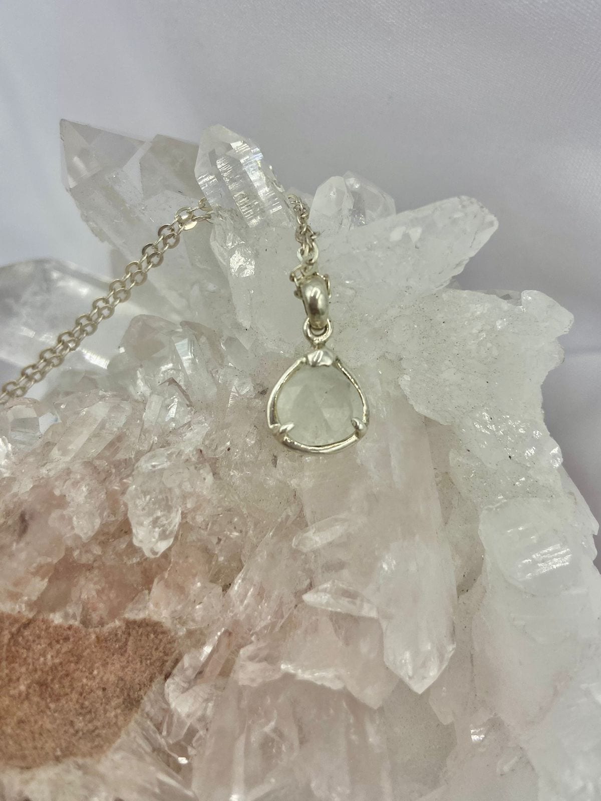 Dije Piedra luna Semi Triángulo - imagen 1