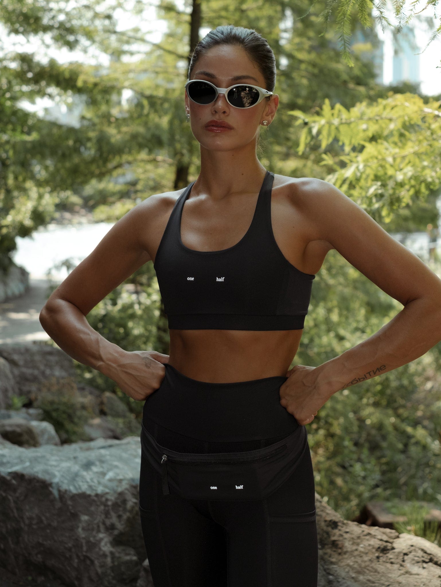 HIKING CROP TOP - BLACK - imagen 3