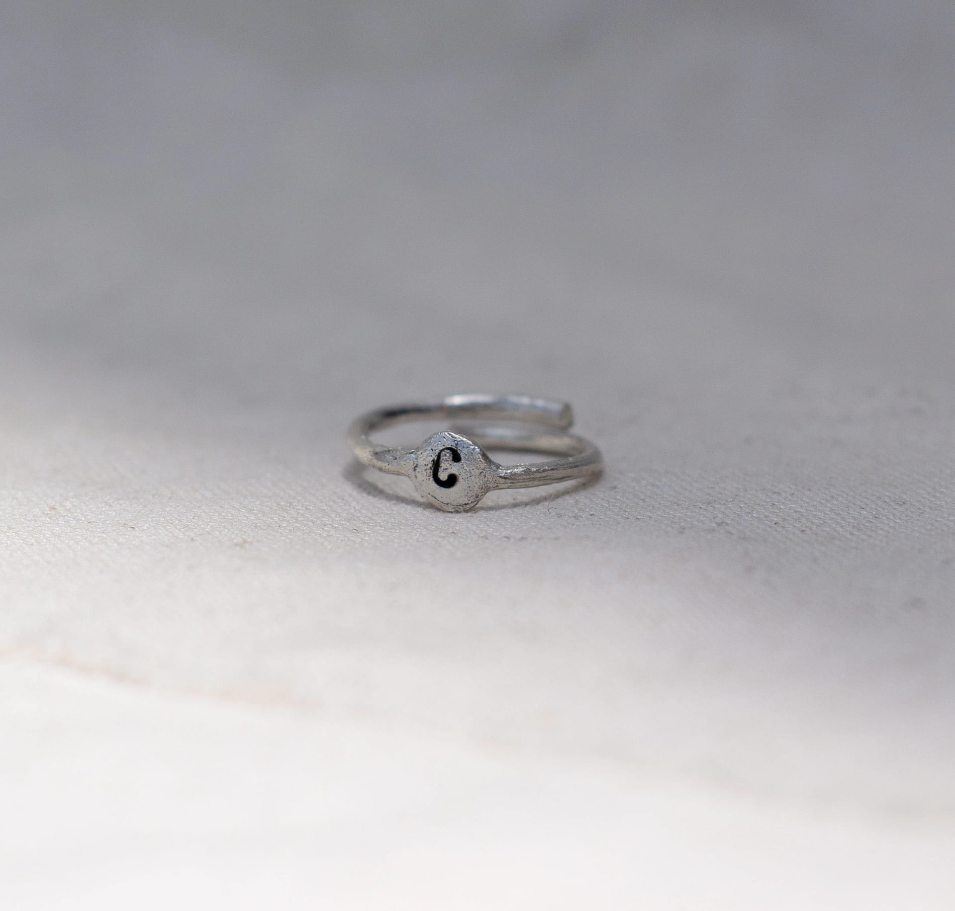 Anillo letra (Plata ley950) - imagen 1