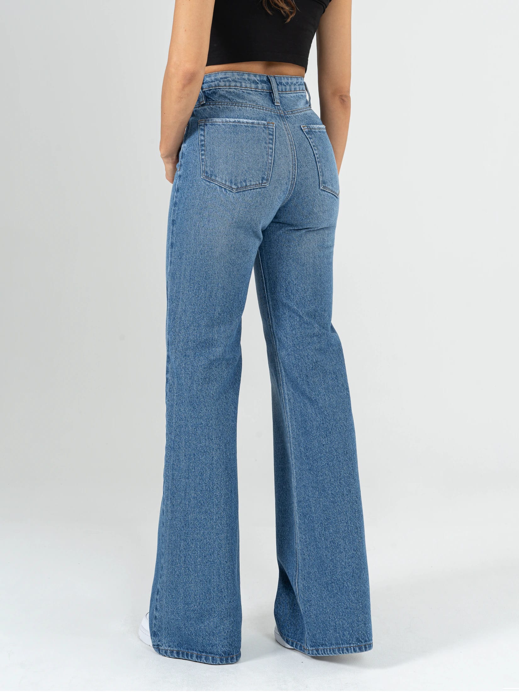 Ref: 064236 Jean Mom Flare, rígido, tiro alto, tono azul medio, diseño cinco bolsillos. - imagen 2