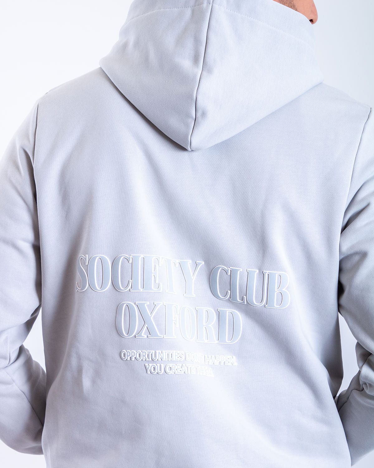 Buzo gris estampado espalda para hombre - imagen 4