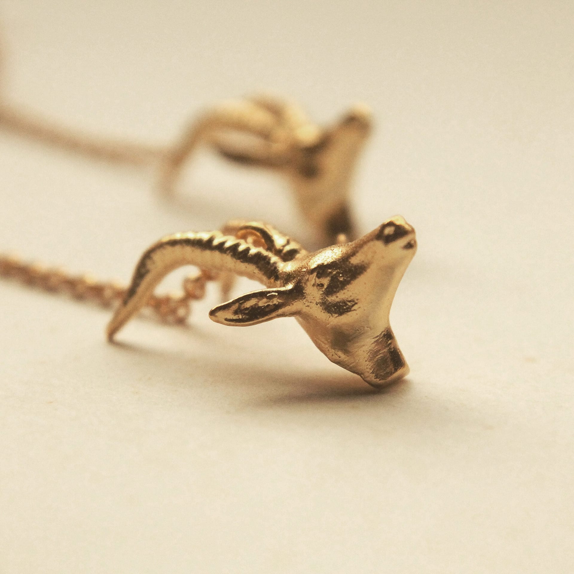 Aretes largos con cabeza de antílope - imagen 3