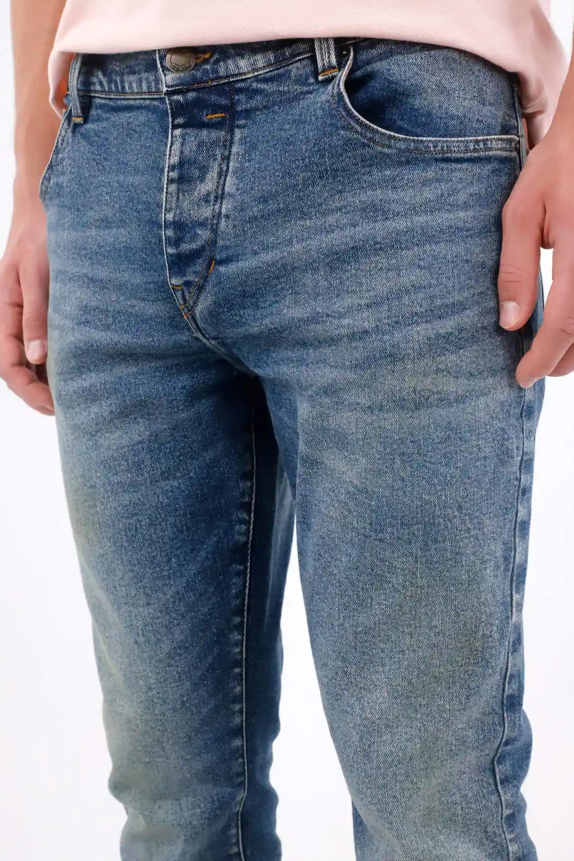 Jean skinny con lavado desgastado en denim de algodón azul medio para hombre - imagen 4