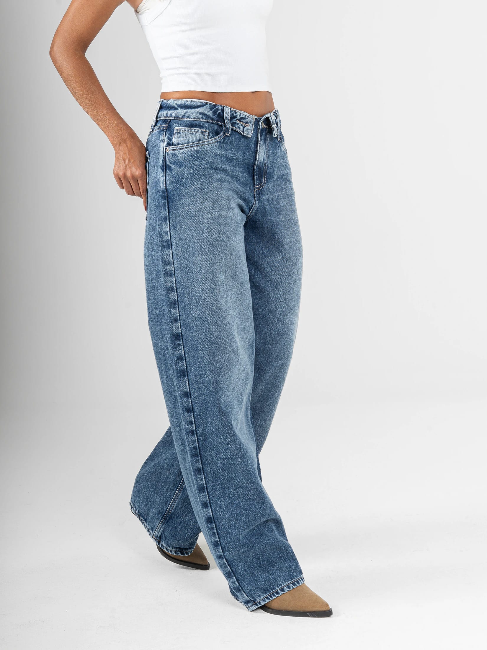 Ref: 066328 Jean wide leg, rígido, tiro medio, detalle en pretina, tono azul medio - imagen 5