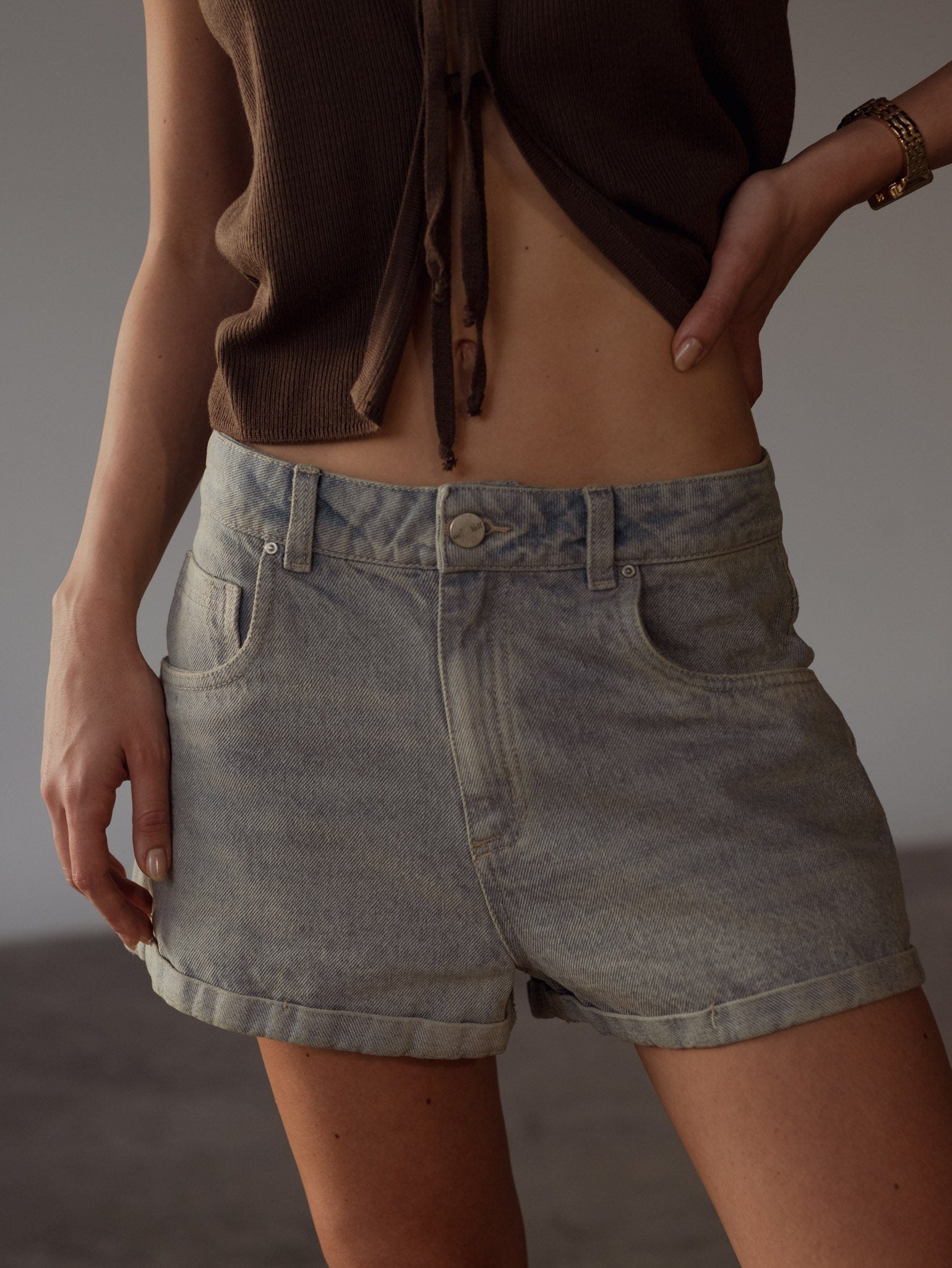 LOW RISE DENIM SHORT  - DIRTY ICE BLUE - imagen 12