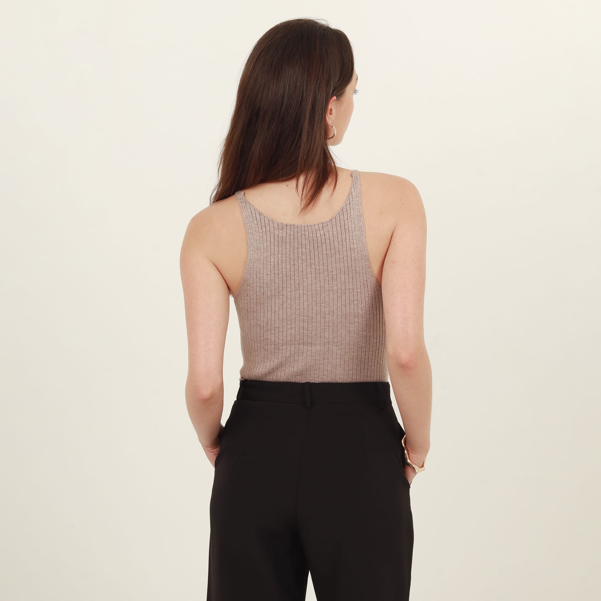 Blusa top cuello redondo con tirantes finos - imagen 3