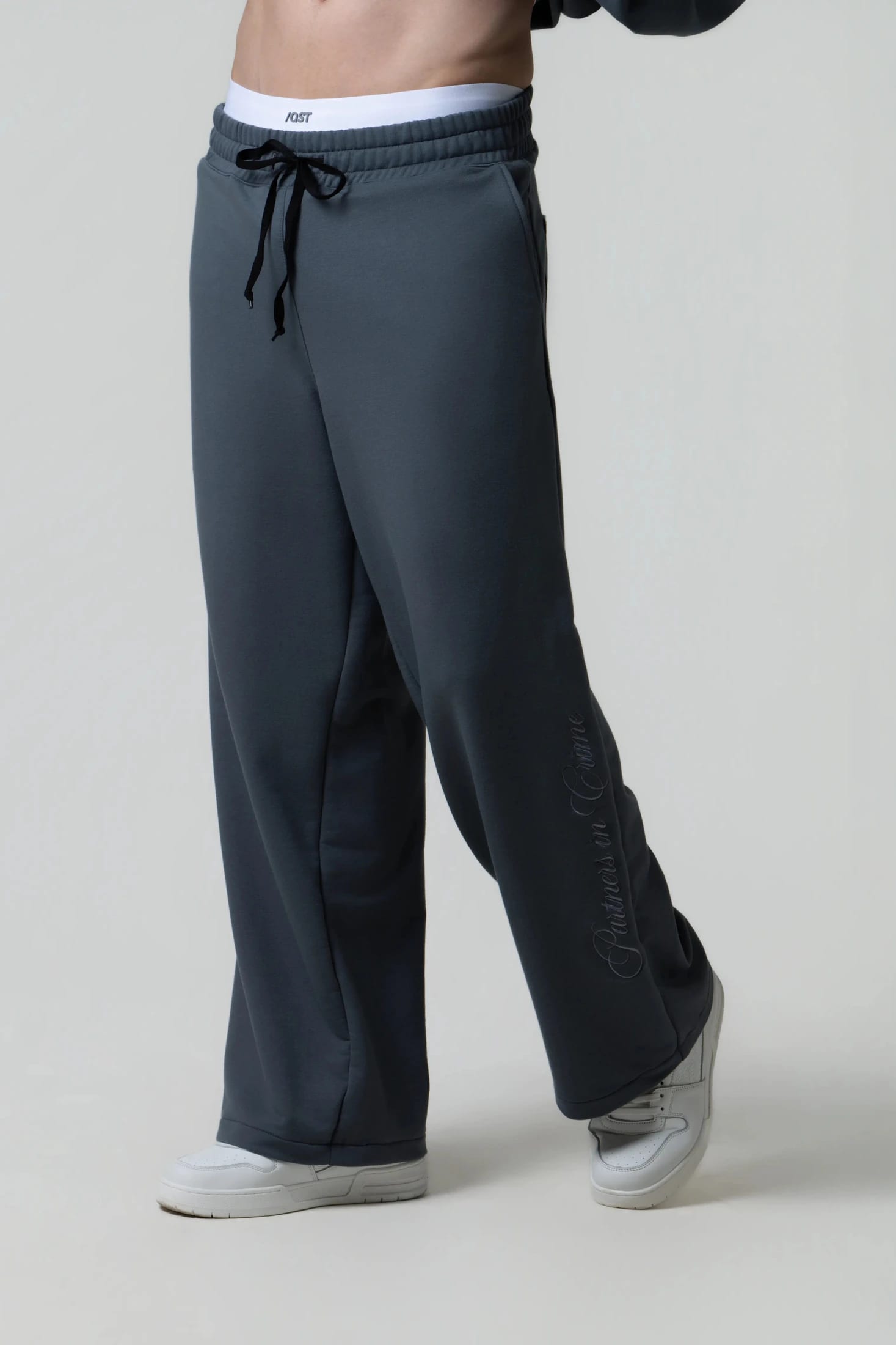 PANTALON SUDADERA COLOR GRIS OSCURO - imagen 2