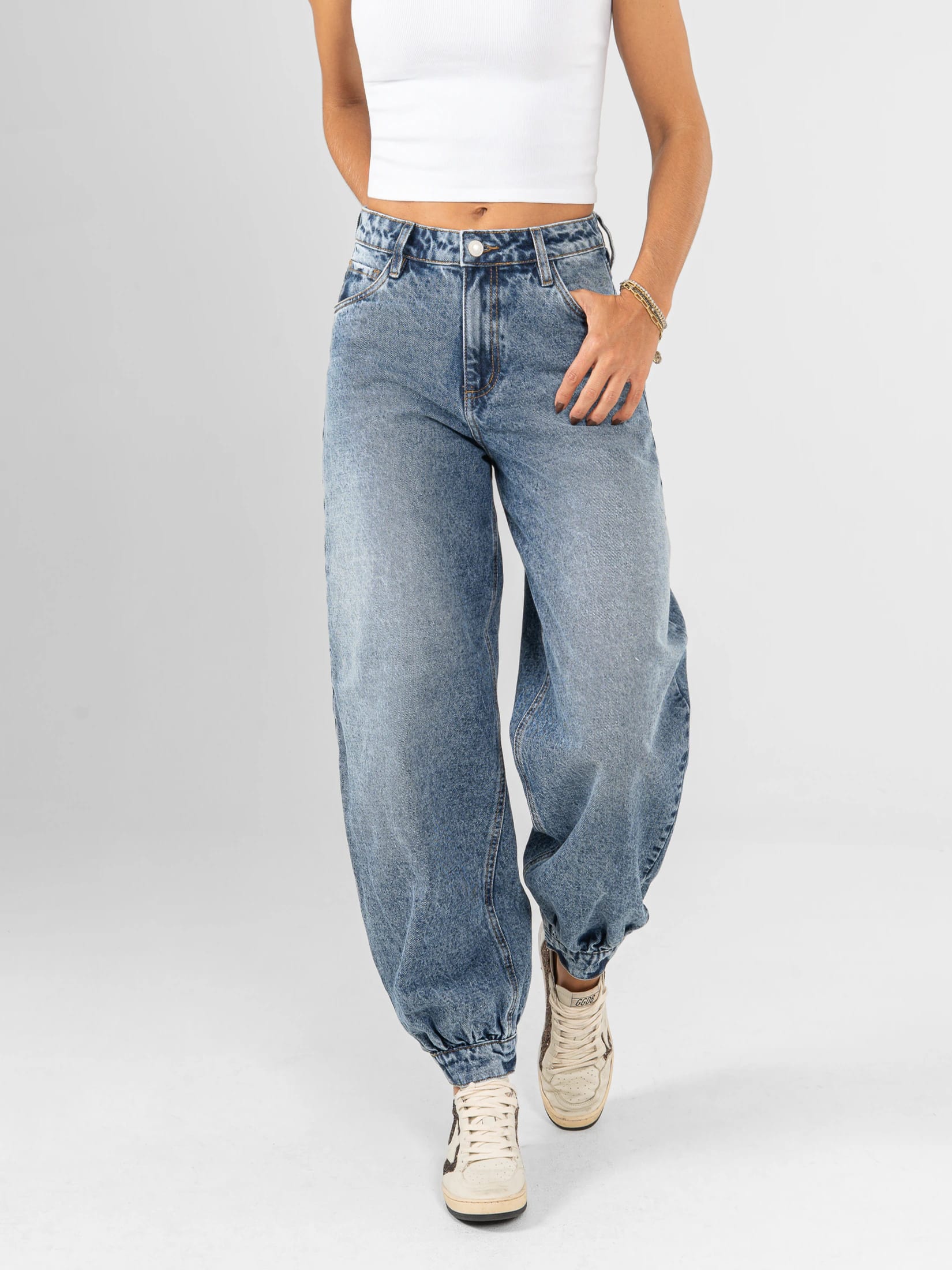 Ref: 066383 Jean baggy cropped, detalle en bota, rígido, tiro alto, tono azul medio. - imagen 1