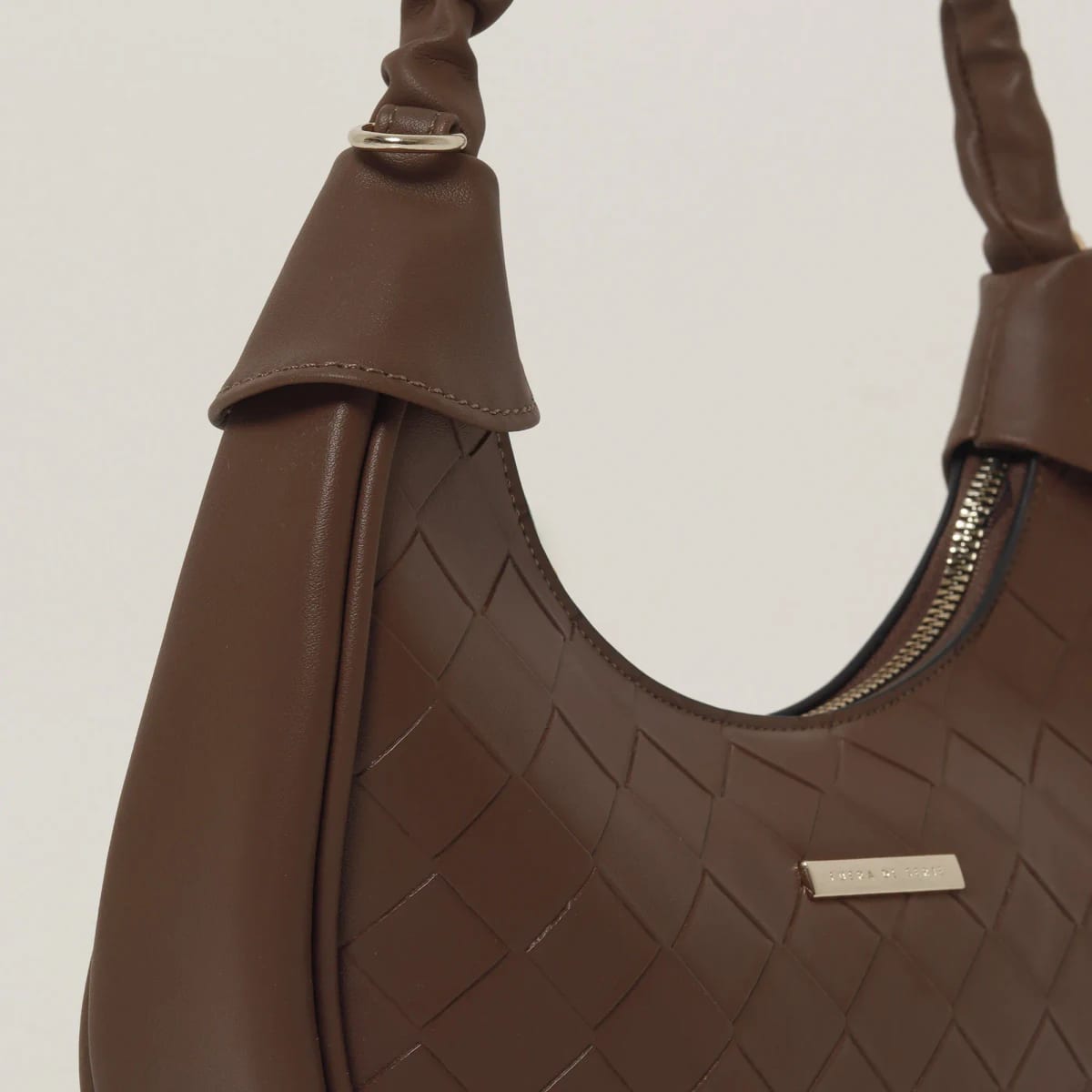 Bolso de hombro con textura - imagen 5