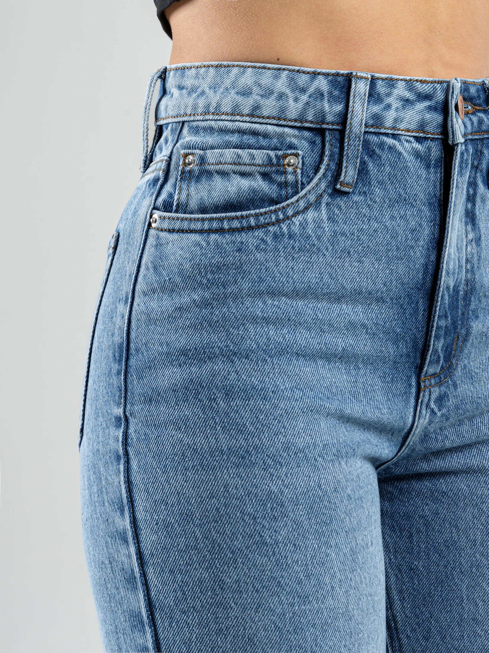 Ref: 064237 Jean Mom Flare, rígido, tiro alto, tono azul medio claro, diseño cinco bolsillos. - imagen 4