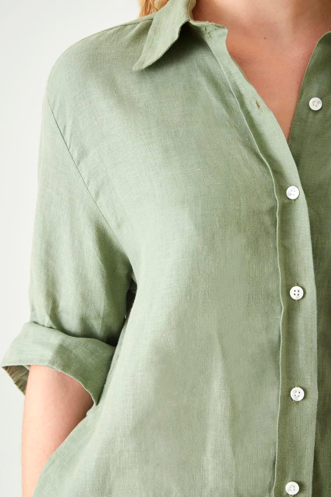 Camisa relaxed fit con bajo redondeado y aberturas laterales en lino verde salvia para mujer - imagen 4
