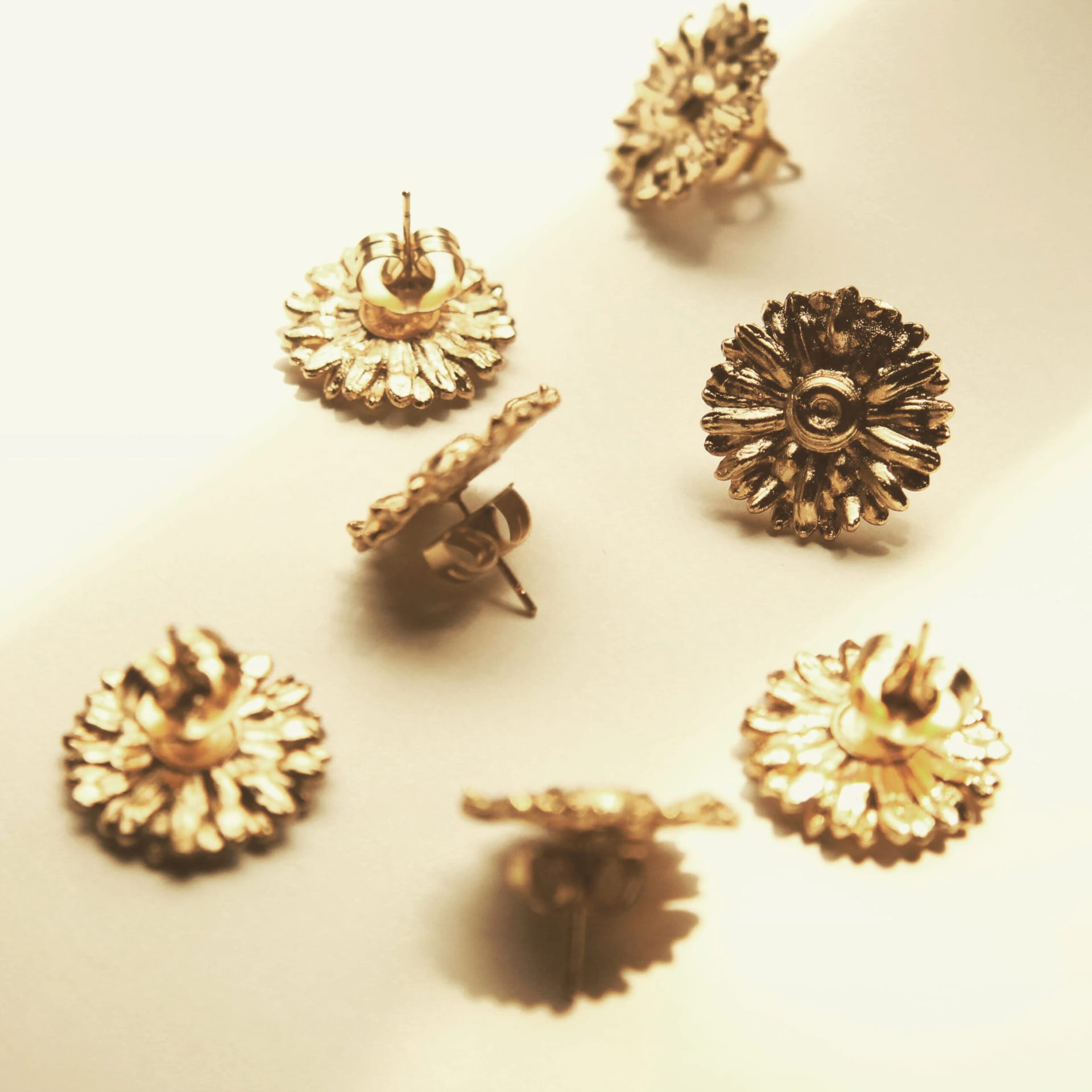 Aretes con flor de margarita mediana - imagen 4