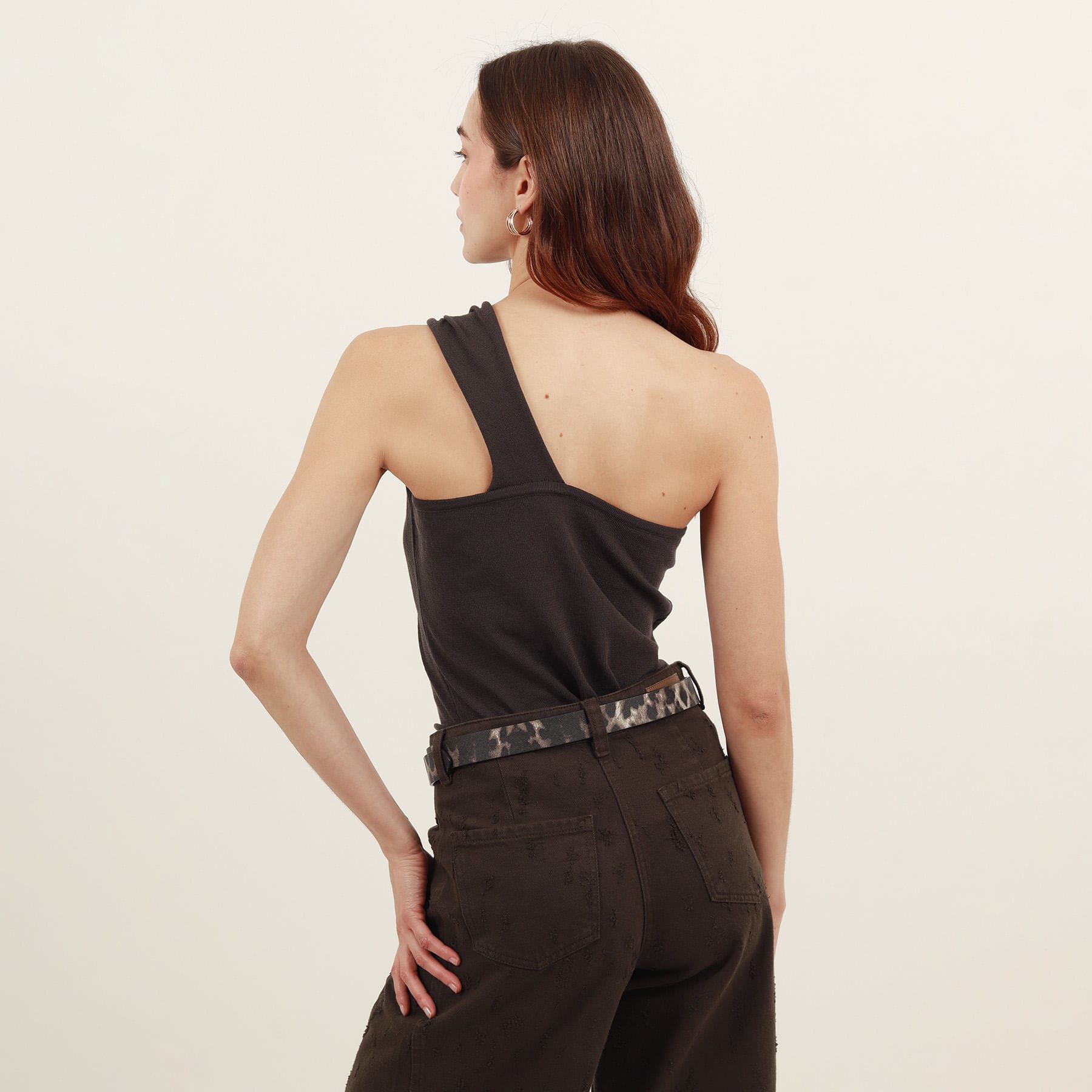 Blusa top tejido cuello asimétrico con hombro descubierto - imagen 4