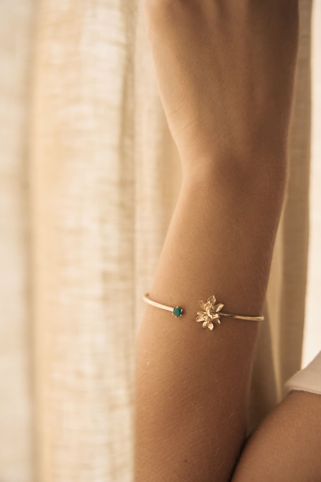 SIGMATOXTALIS ORCHID BRACELET WITH EMERALD - imagen 2