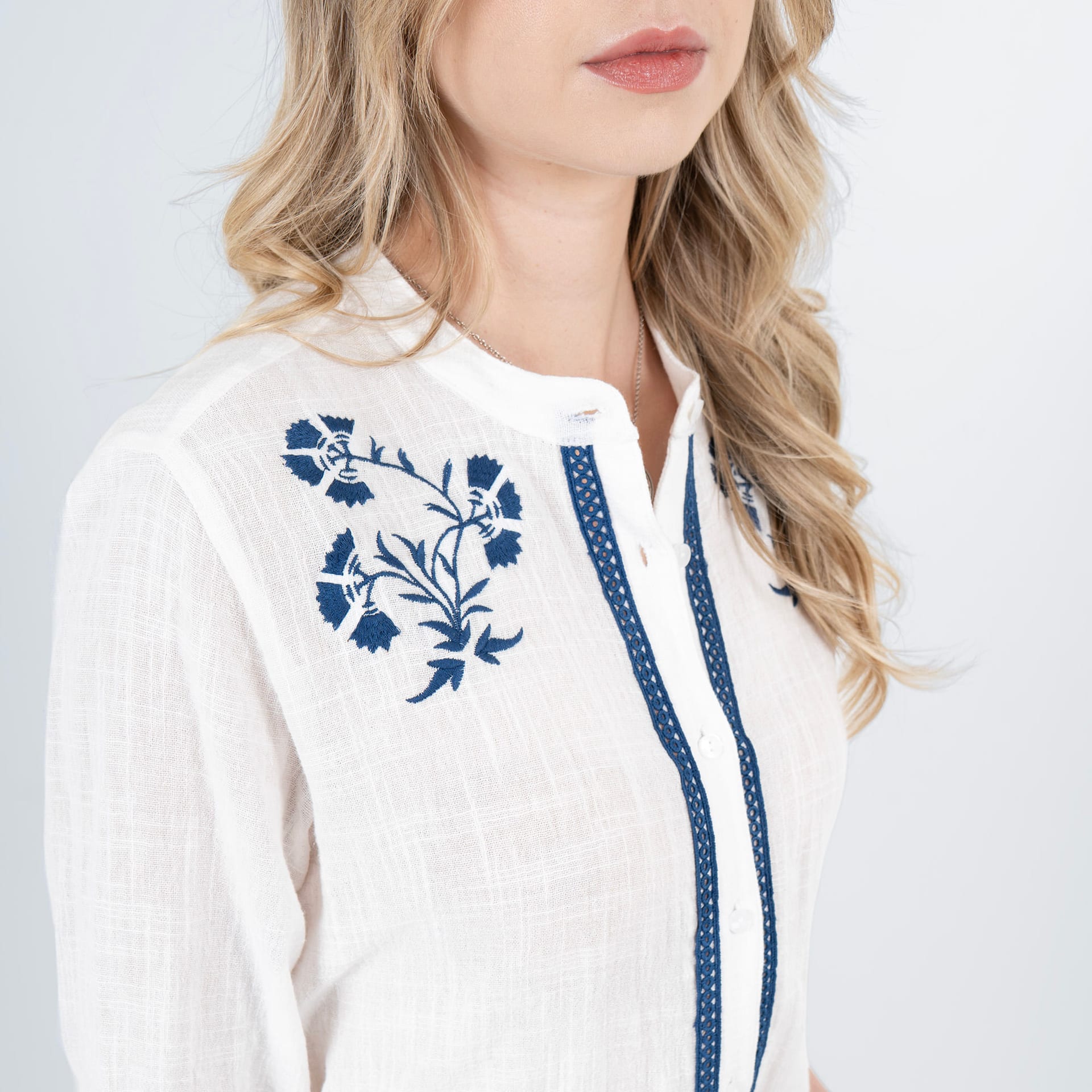 Blusa cuello nerú manga larga con bordado flores en contraste - imagen 3