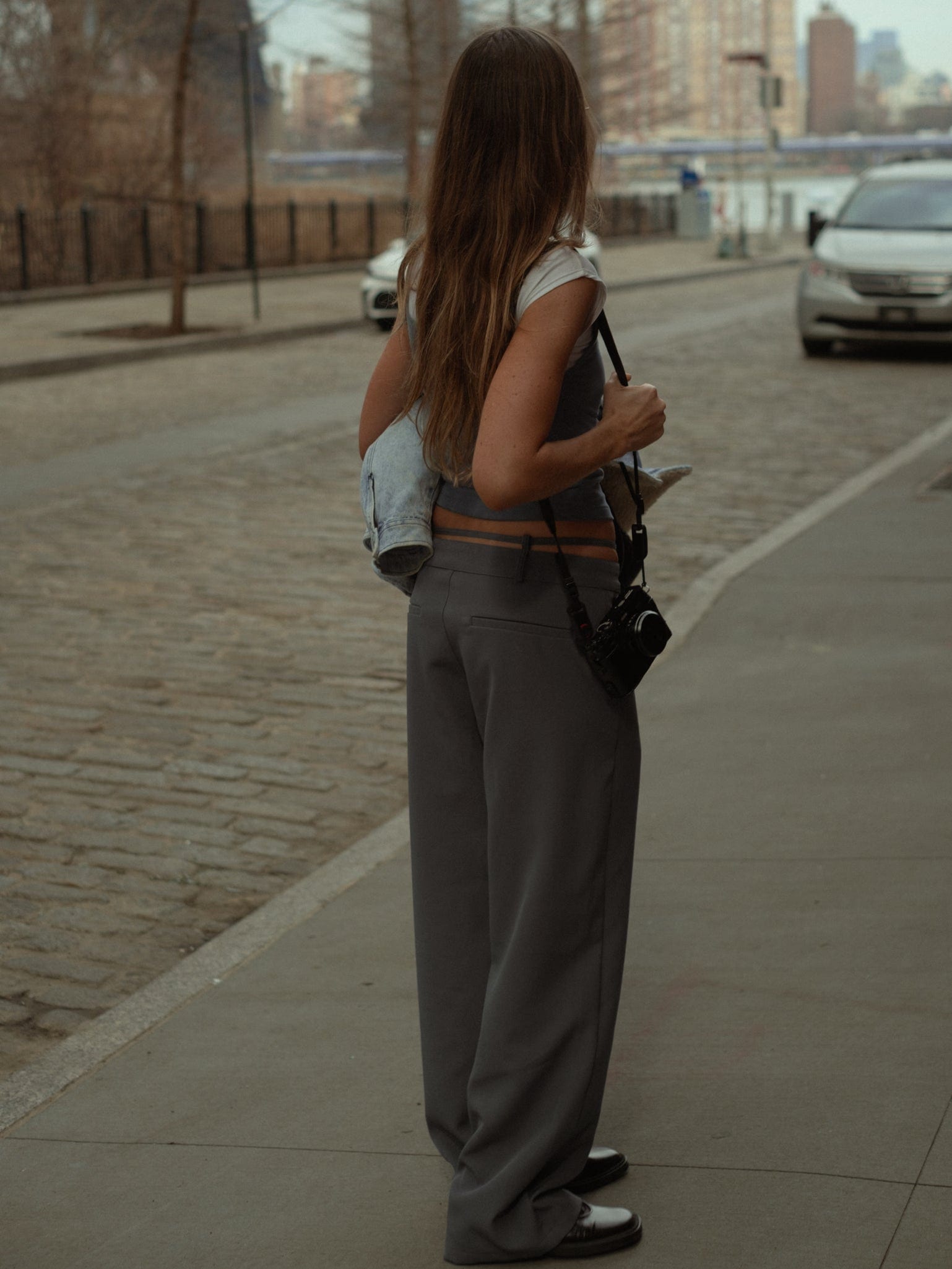 CROSS BELT TROUSER - DARK GRAY - imagen 4