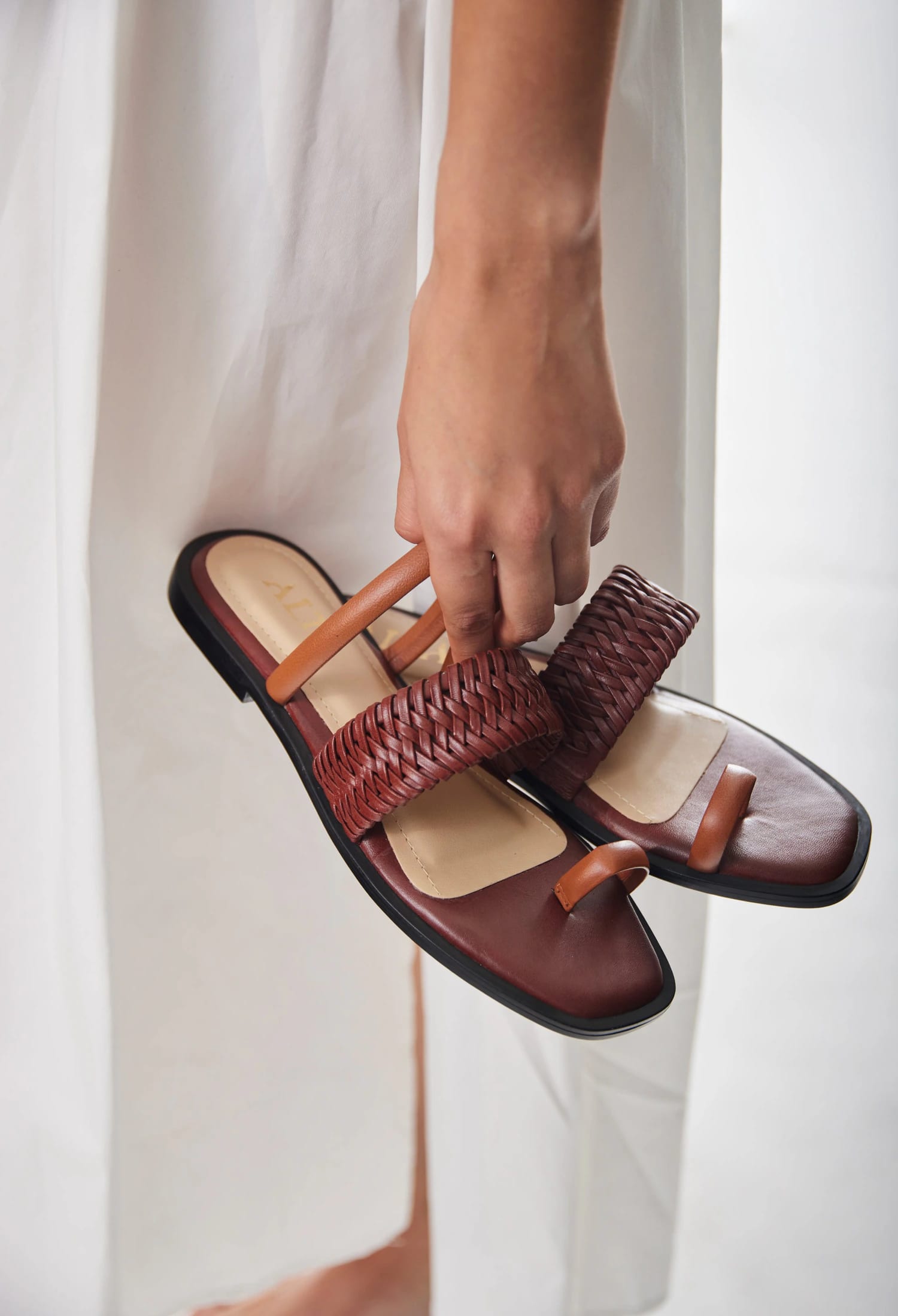 ALLEGRA COGNAC SANDALS - imagen 5