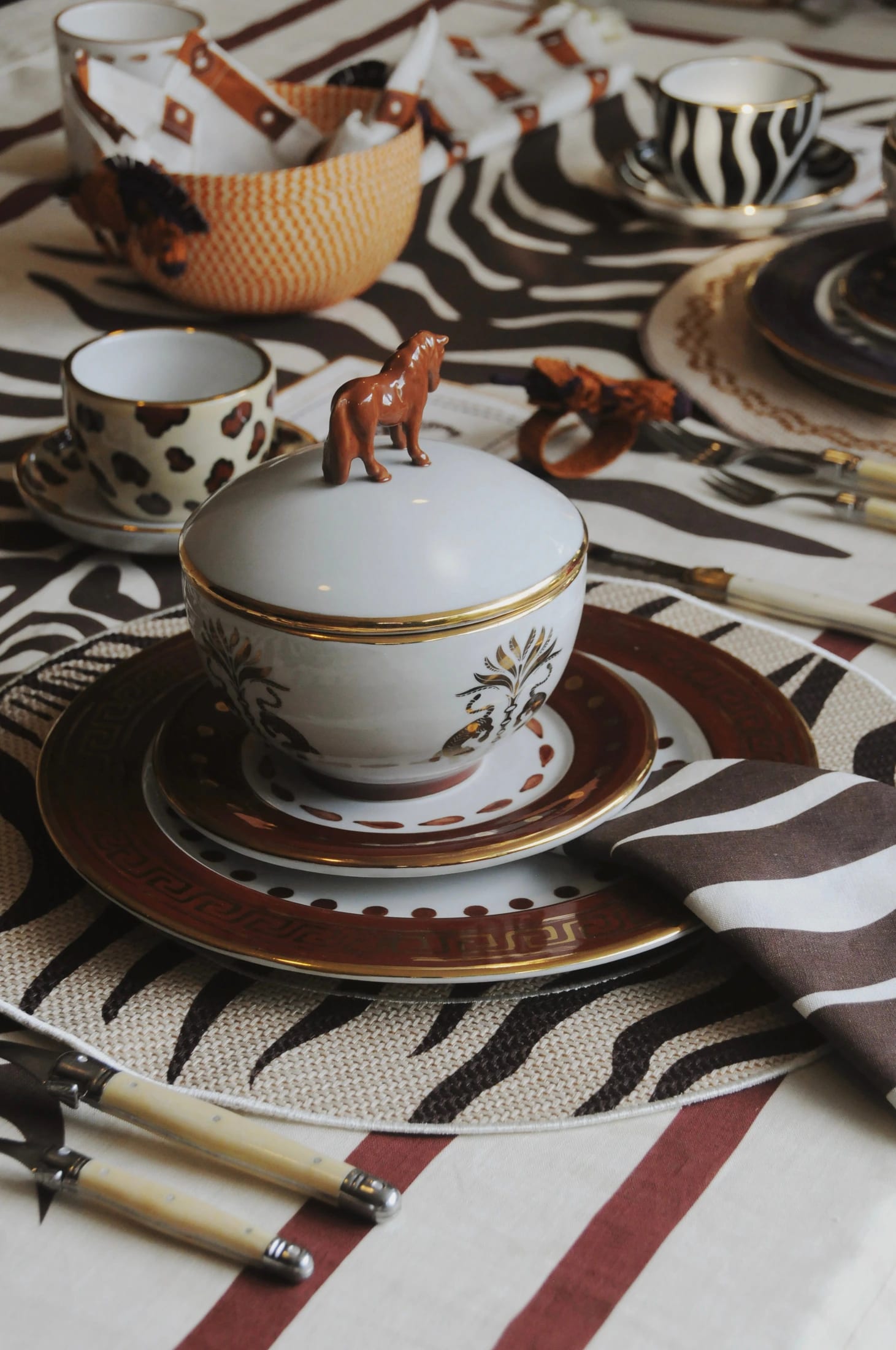 Zebra Linen Tablecloth  / Ivory & Chocolate - imagen 3