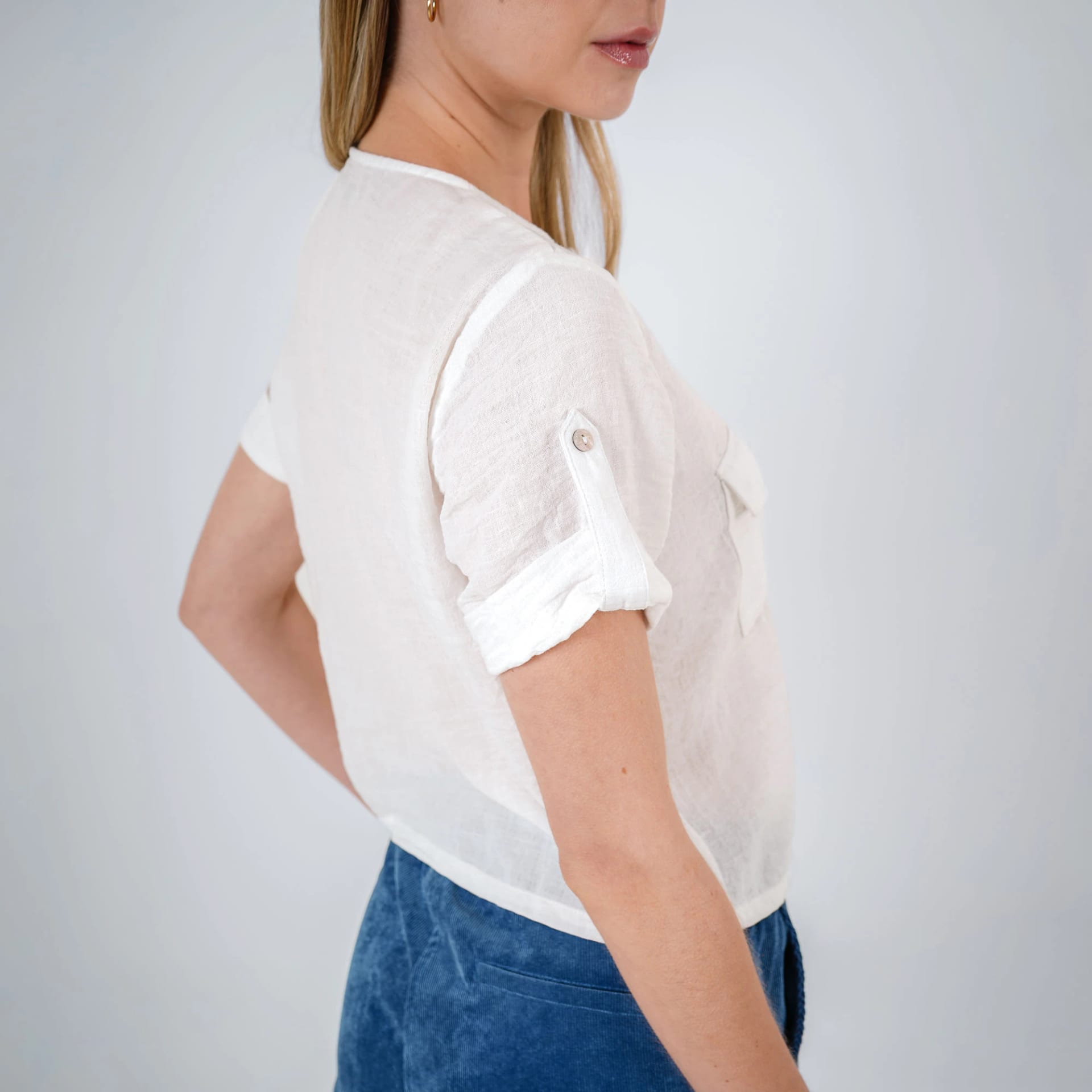 Blusa abierta escote redondo manga corta con charreteras - imagen 3