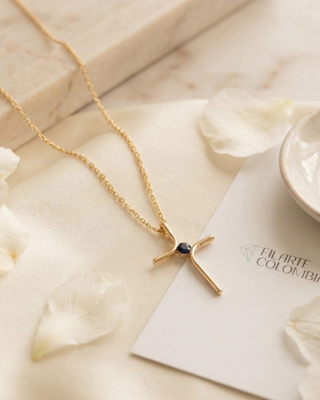 Cadena con Dije cruz y Zafiro azul Natural Oro 18k - imagen 2