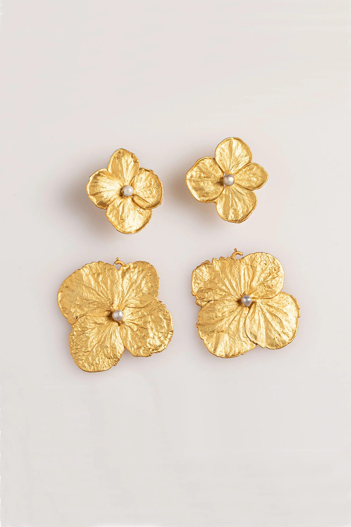 DOUBLE HYDRANGEAS AND PEARL EARRINGS - imagen 3
