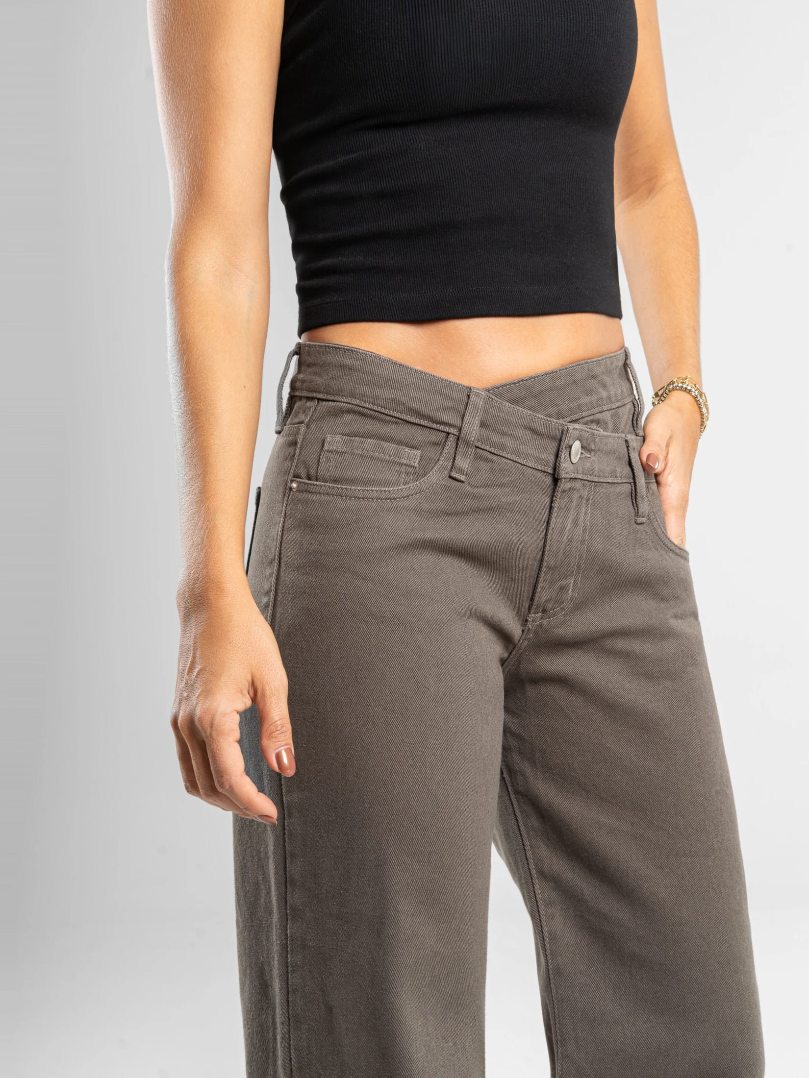 Ref: 0620261 Pantalón mom flare, rígido, detalle en pretina, tiro alto, tono verde - imagen 4