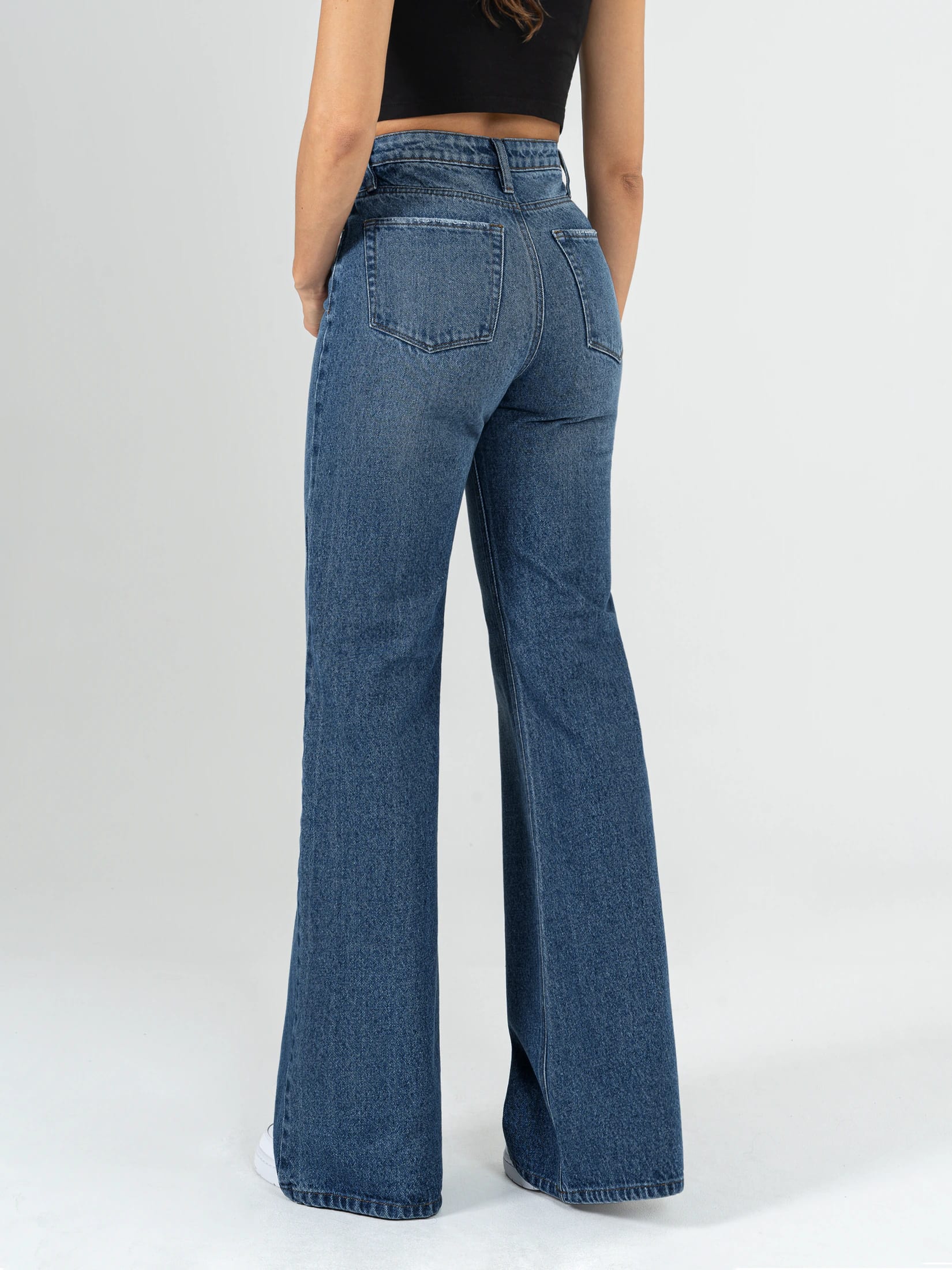 Ref: 064236 Jean Mom Flare, rígido, tiro alto, tono azul medio, diseño cinco bolsillos. - imagen 2
