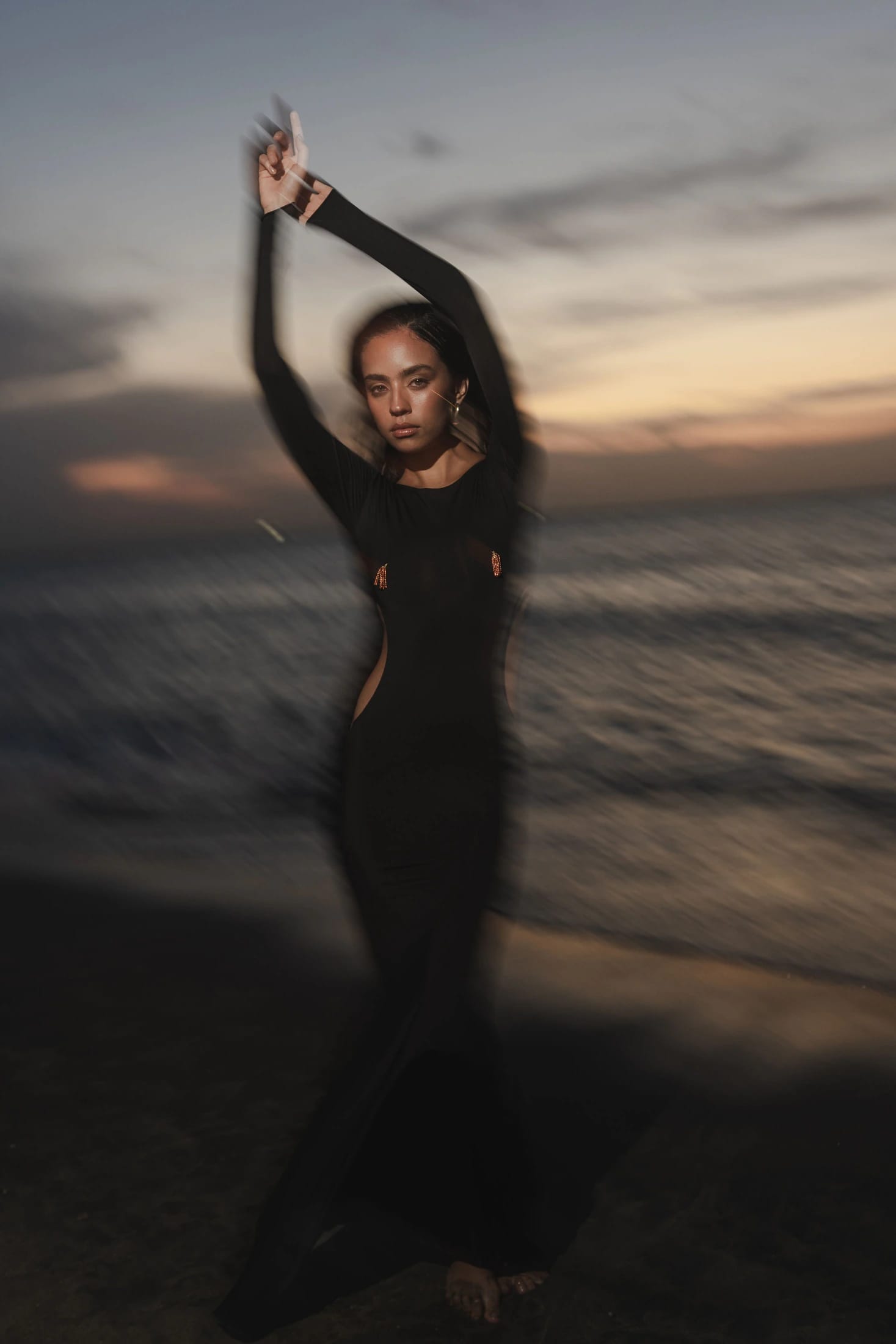 DALIA GOWN - BLACK (LONG-SLEEVE) - imagen 3