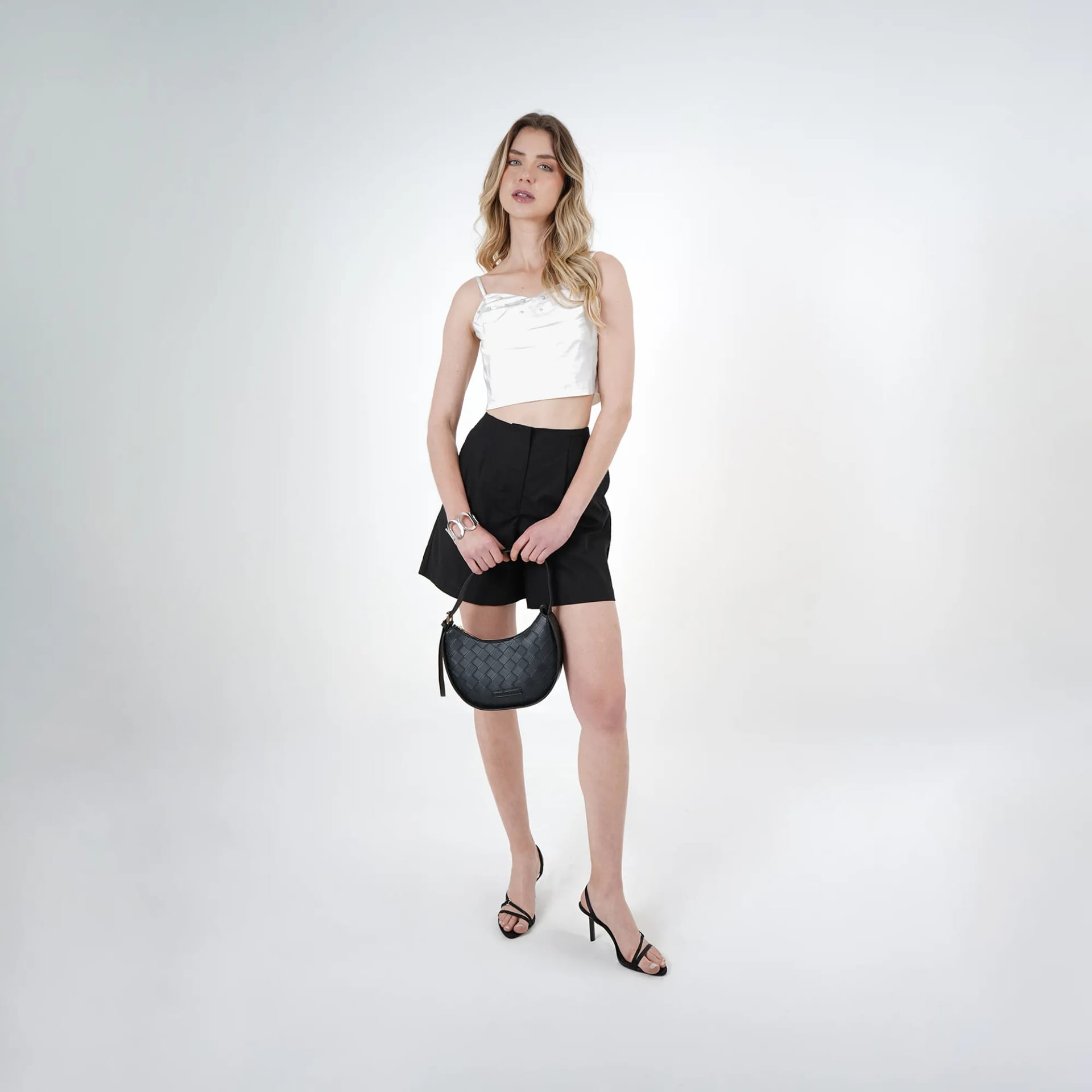 Blusa crop escote corazón de tiras con perlas - imagen 5